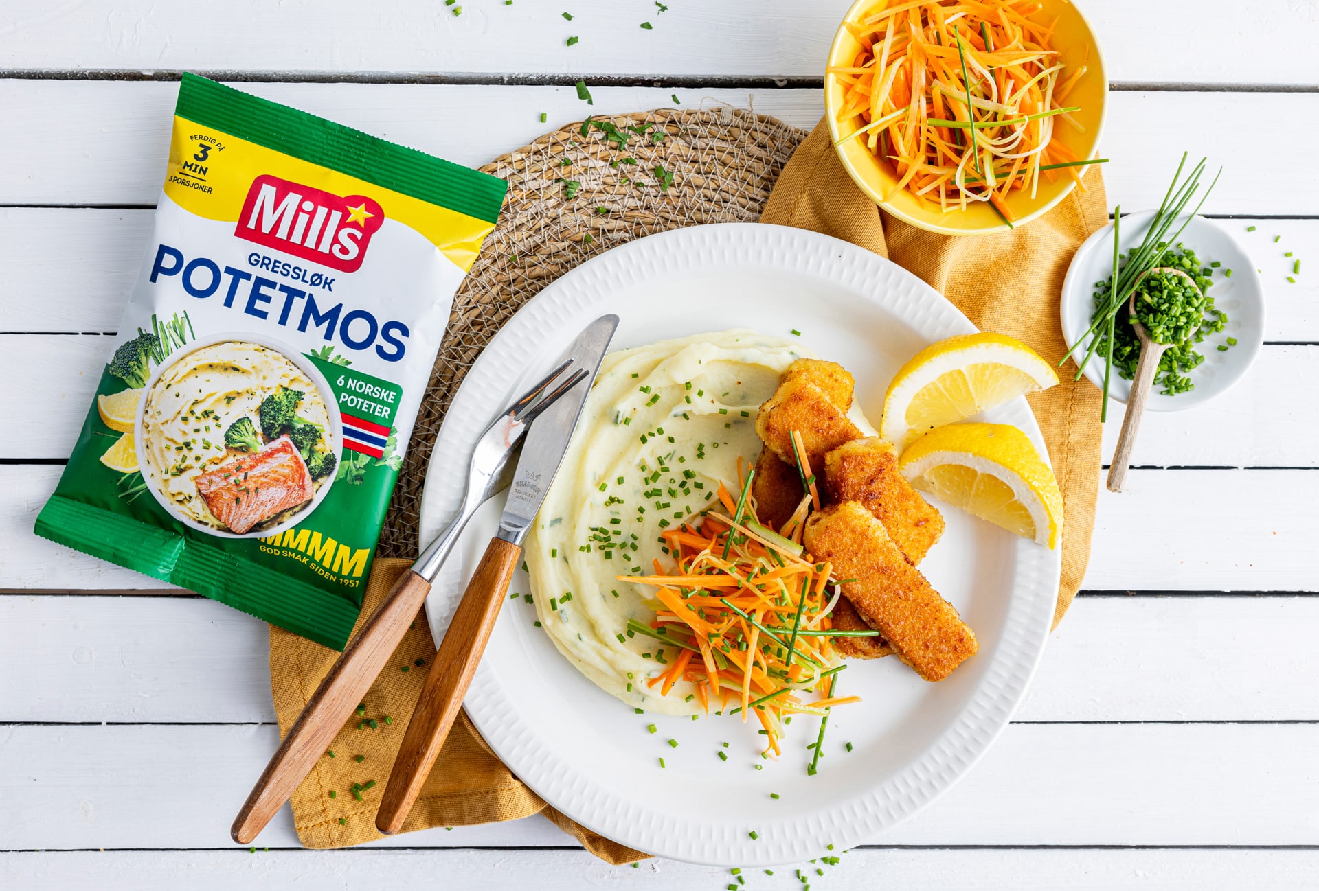 Mills Potetmos med gressløk og fiskepinner