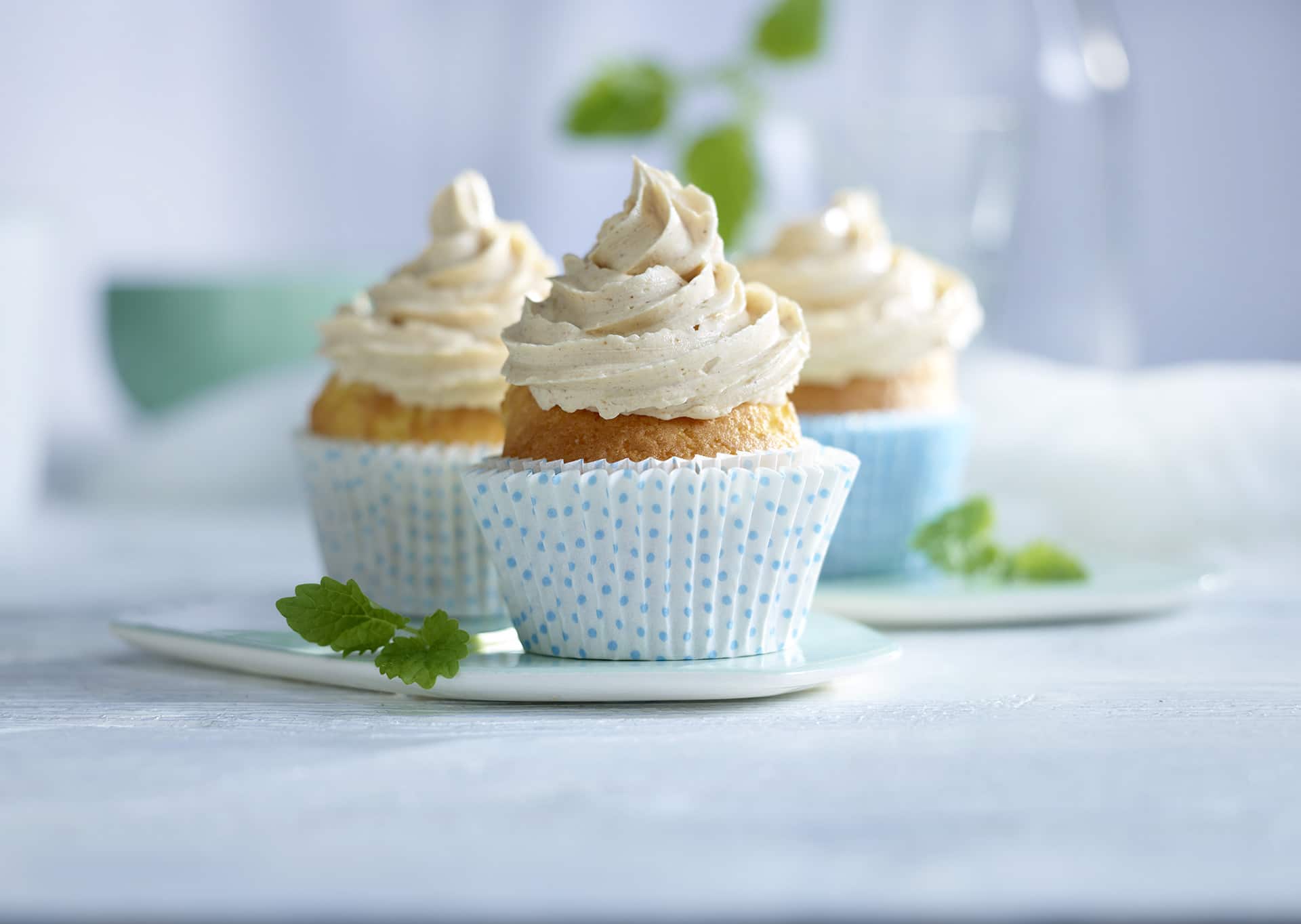 Peanøttglasur på muffins. Foto.