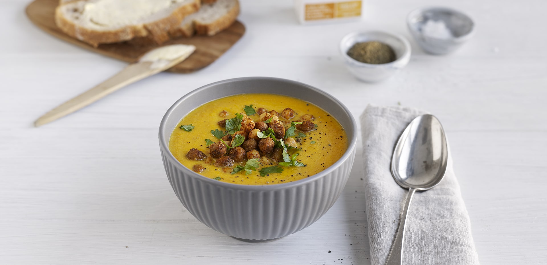 Kremet gulrutsuppe med kikerter