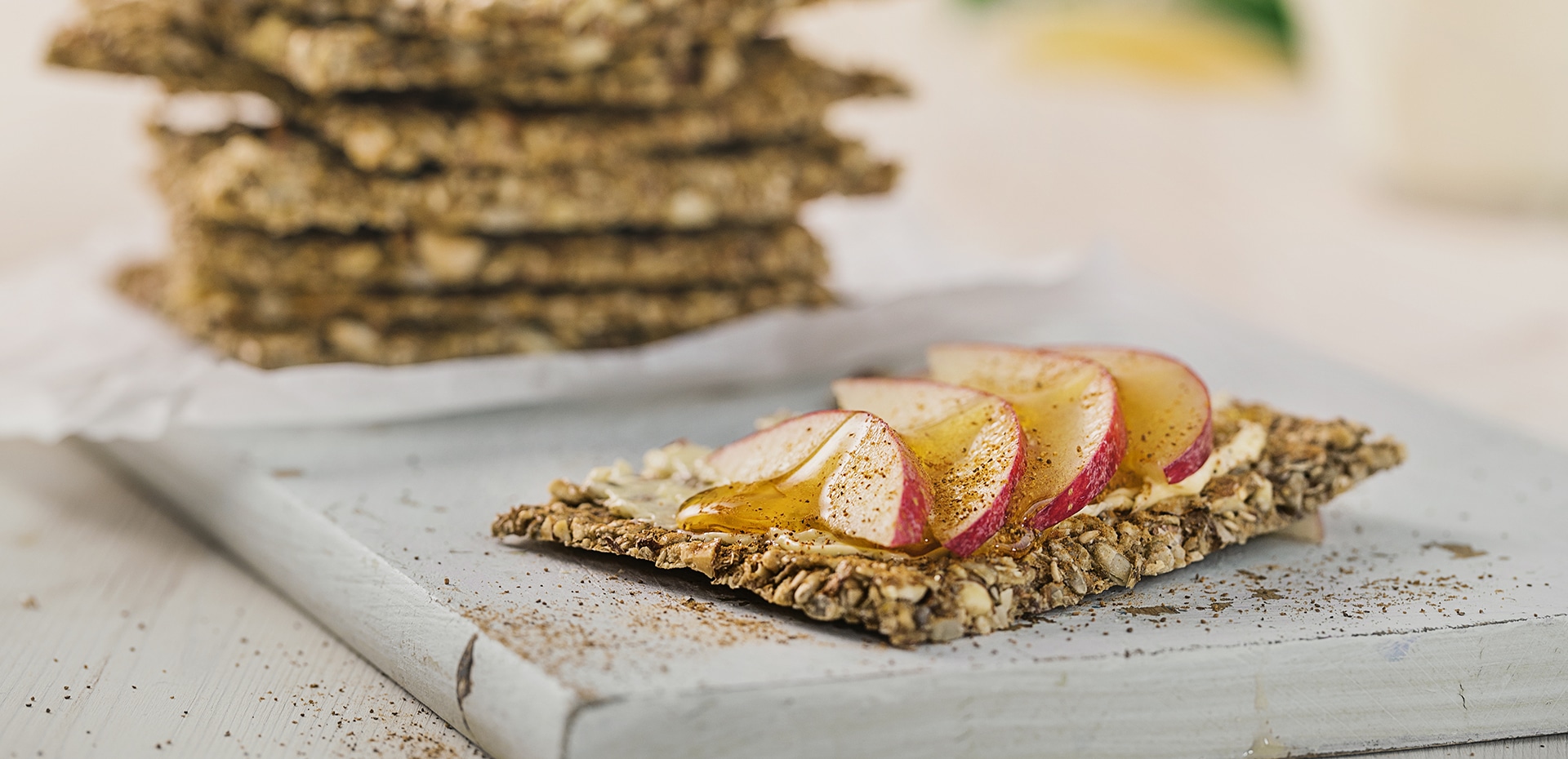 Knekkebrød med epler og kanel