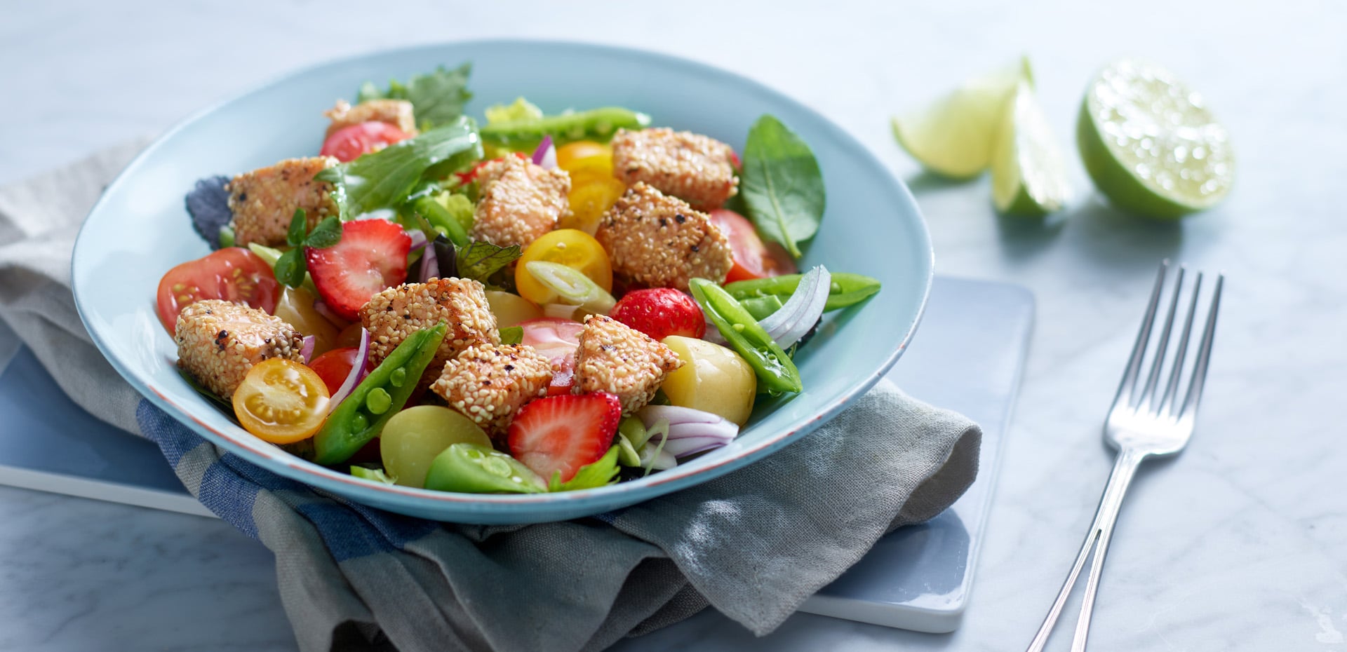 salat med laks, jordbær og sukkererter