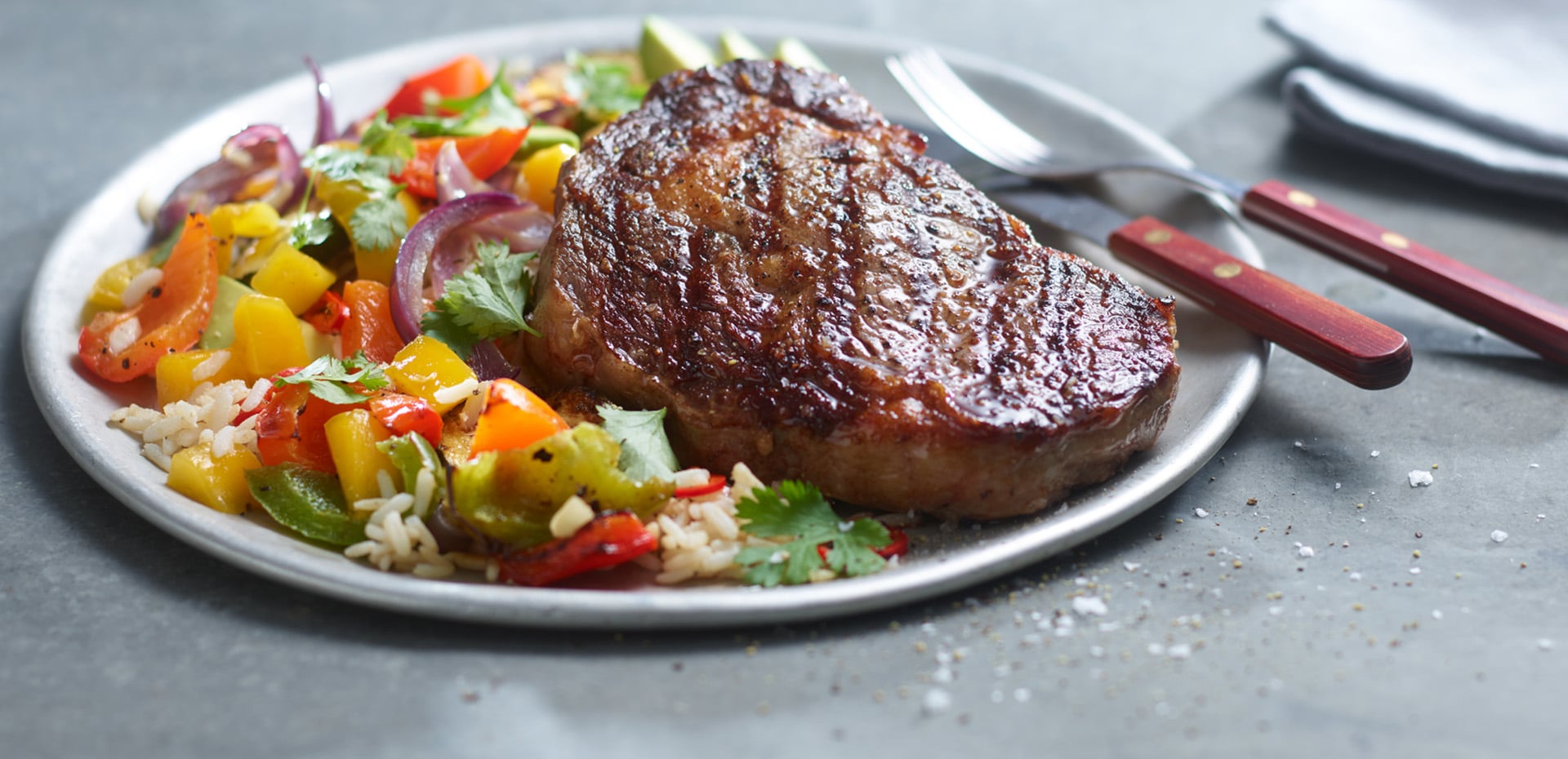 varm salat med grønnsaker og ris