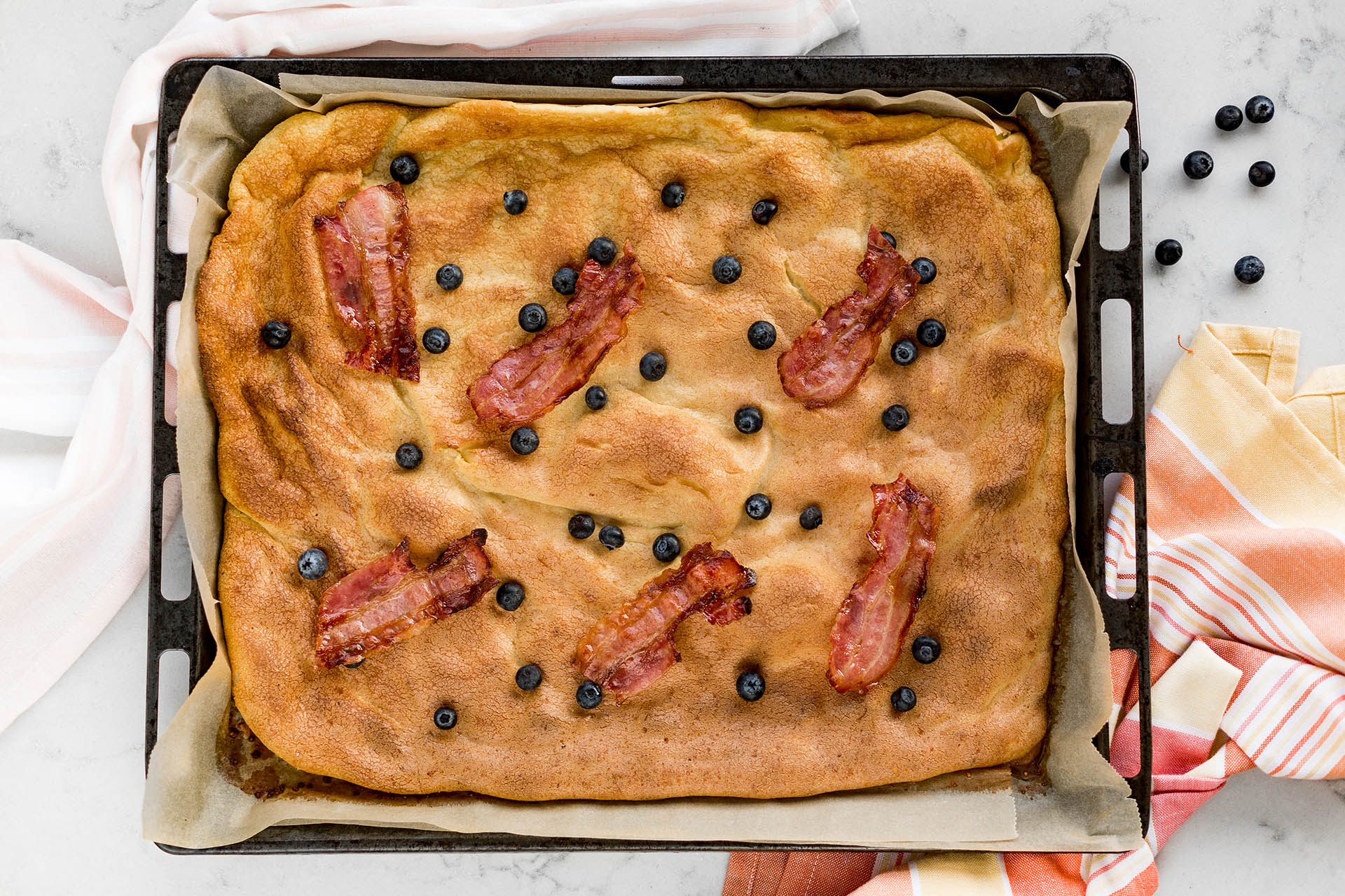 Ovnspannekake med blåbær og bacon