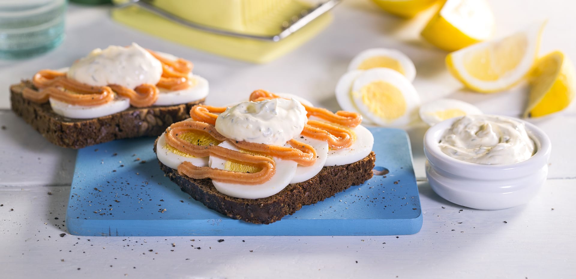 Rugbrød med kaviar, egg og pepperrotkrem