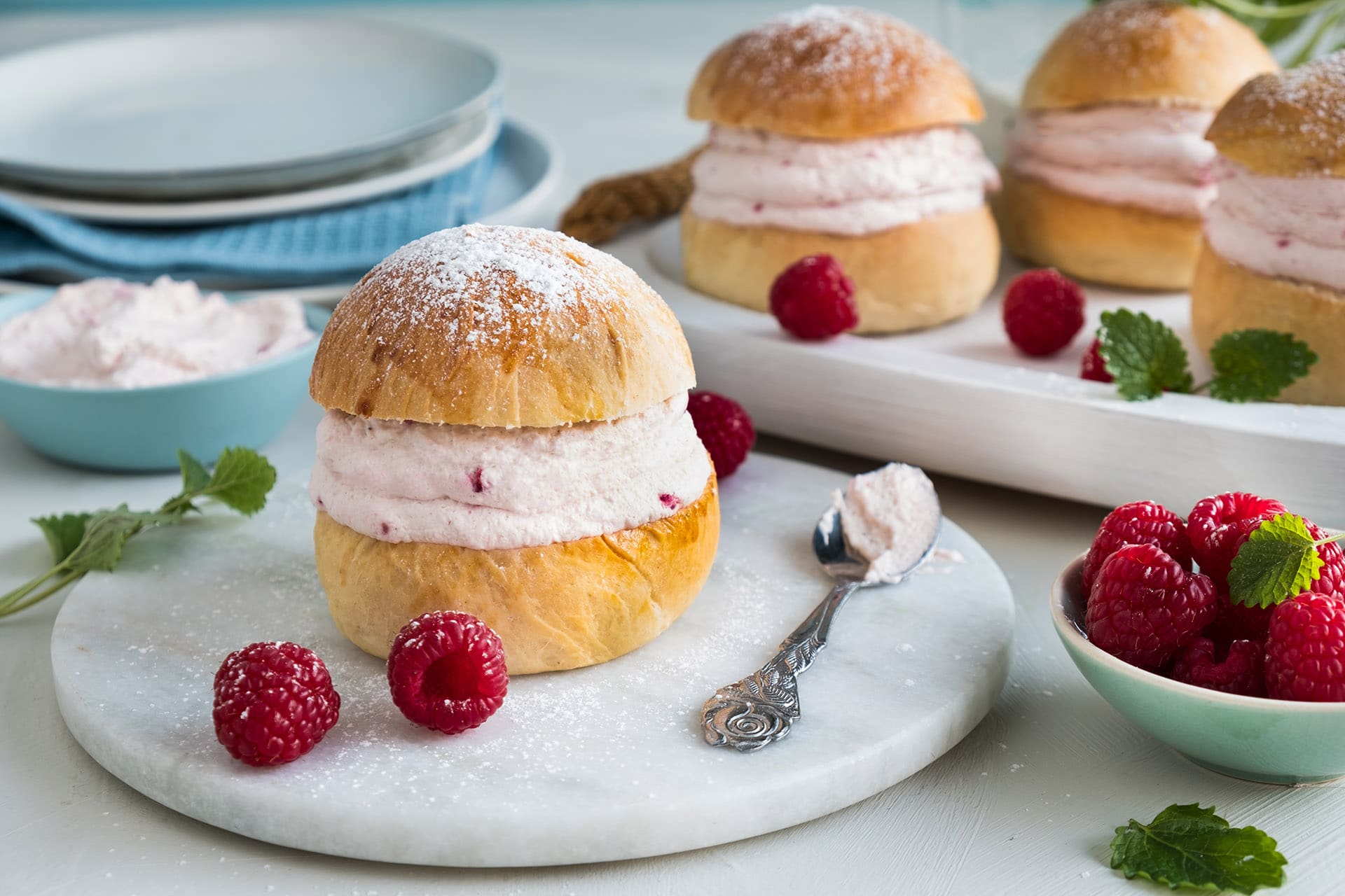 Fastelavnsboller med bringebærkrem