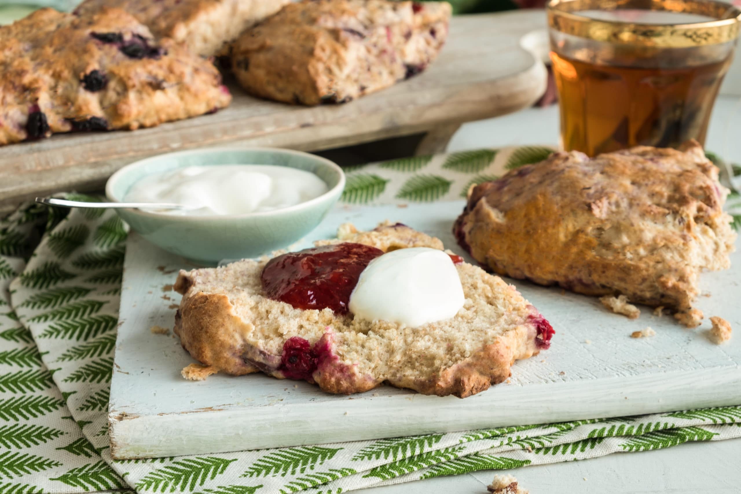 Grove scones med skogsbær