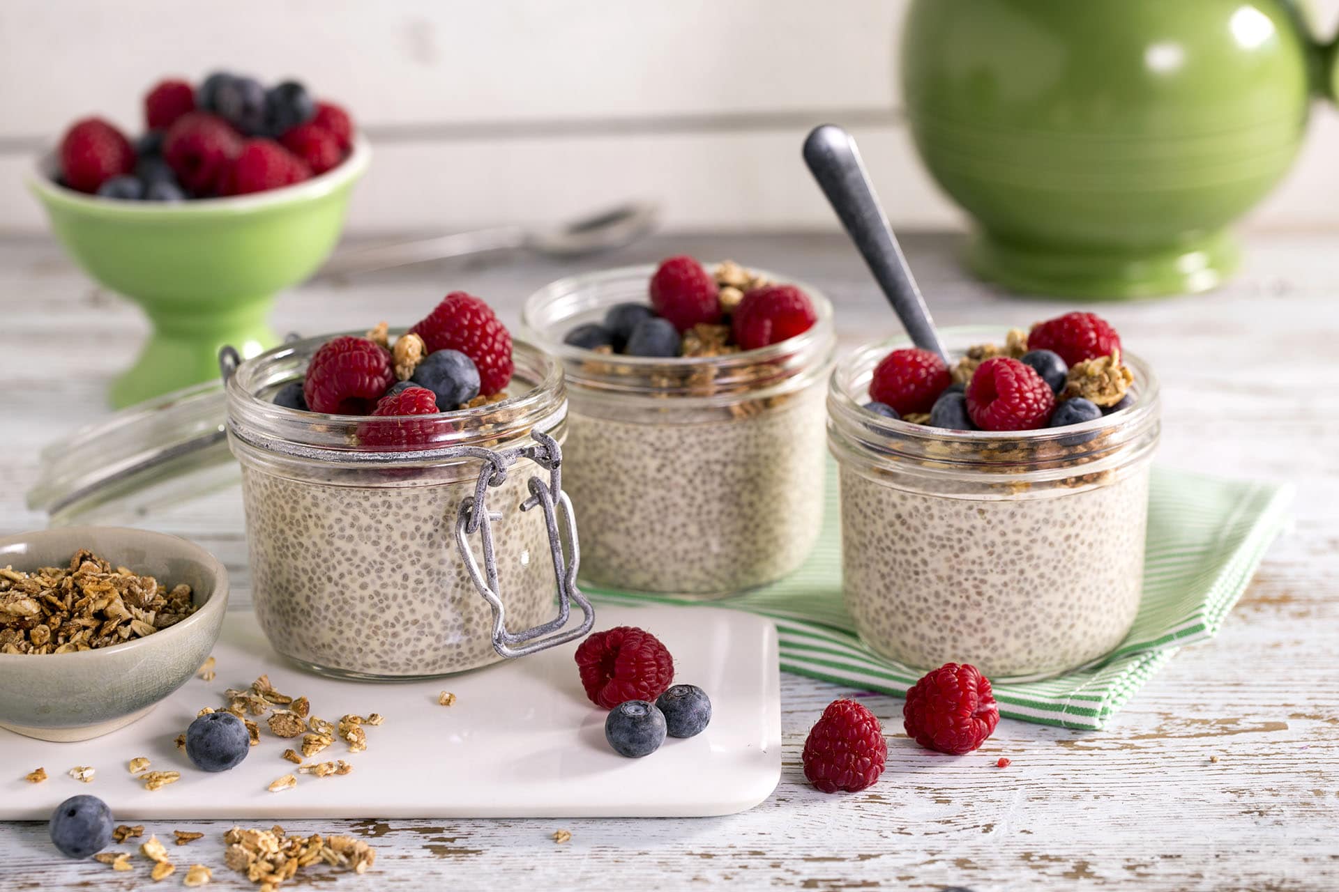 Chiapudding med bær og müsli