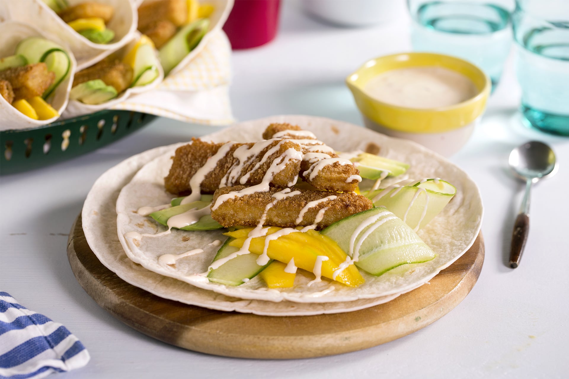 Fiskepinner i wrap med avocado, mango og søt chilidressing. Foto.