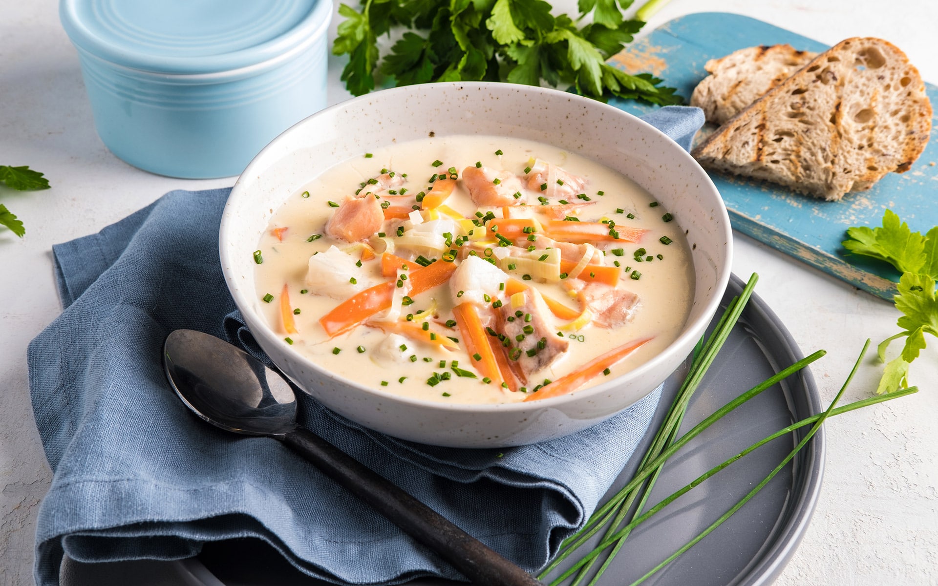 Kremet fiskesuppe med kaviar. Foto.