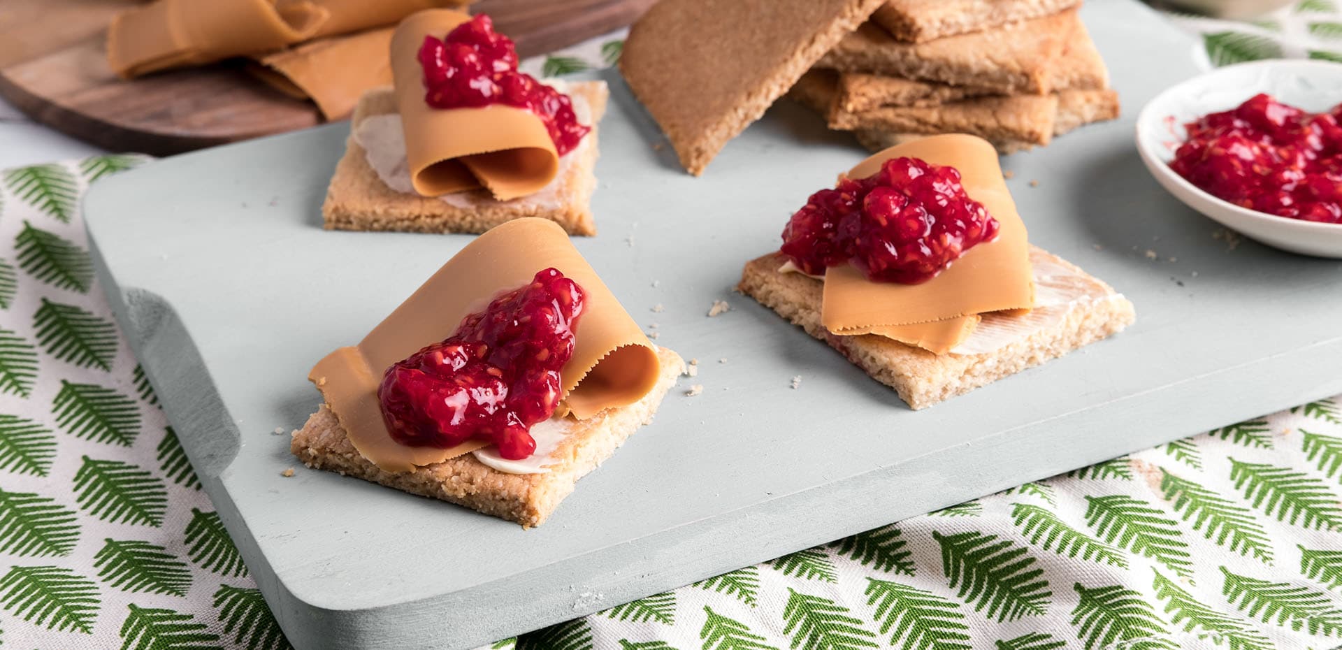 Glutenfrie kjeks av mandelmel med brunost og syltetøy