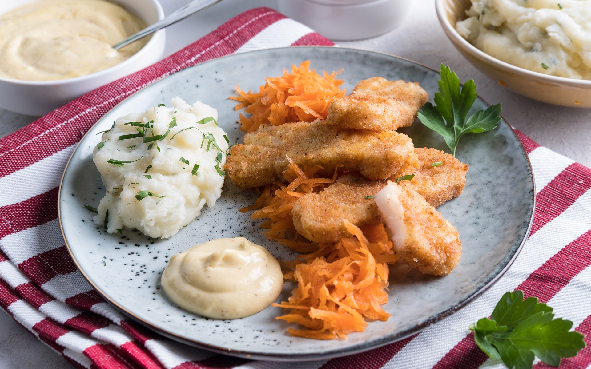 Hjemmelagde fiskepinner med potetmos. Foto.