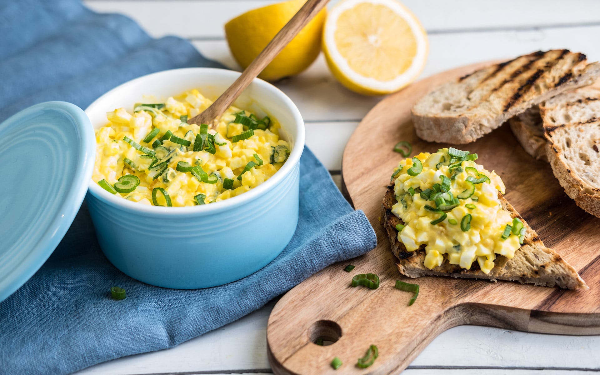 Hjemmelaget eggesalat og brød. Foto.