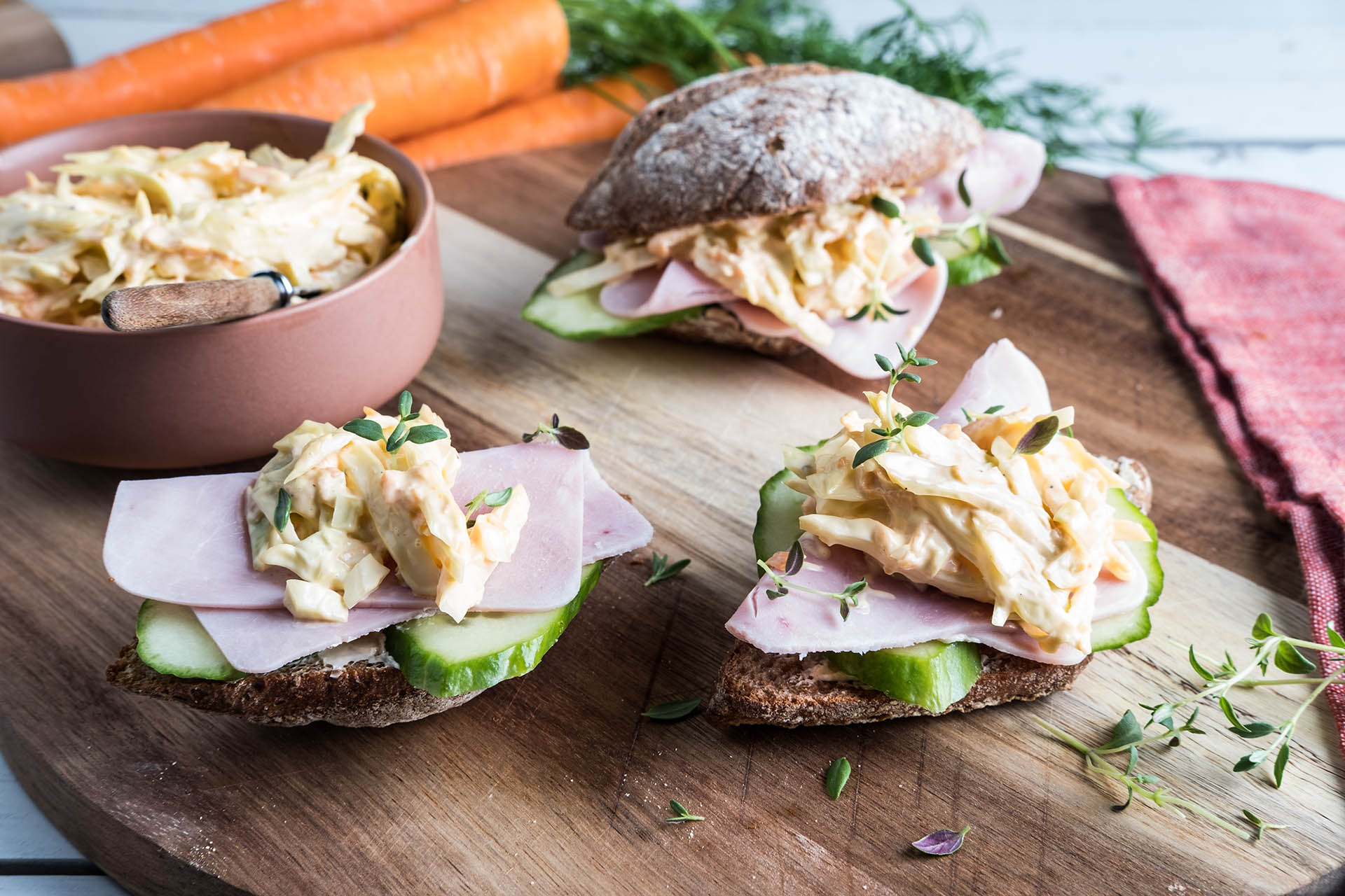 Italiensk salat på grove rundstykker