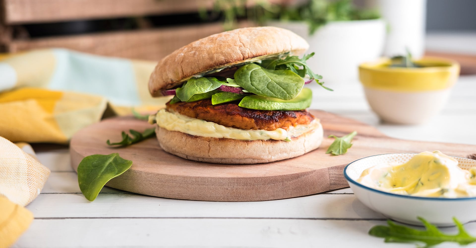 Søtpotetburger med korianderdressing. Foto.