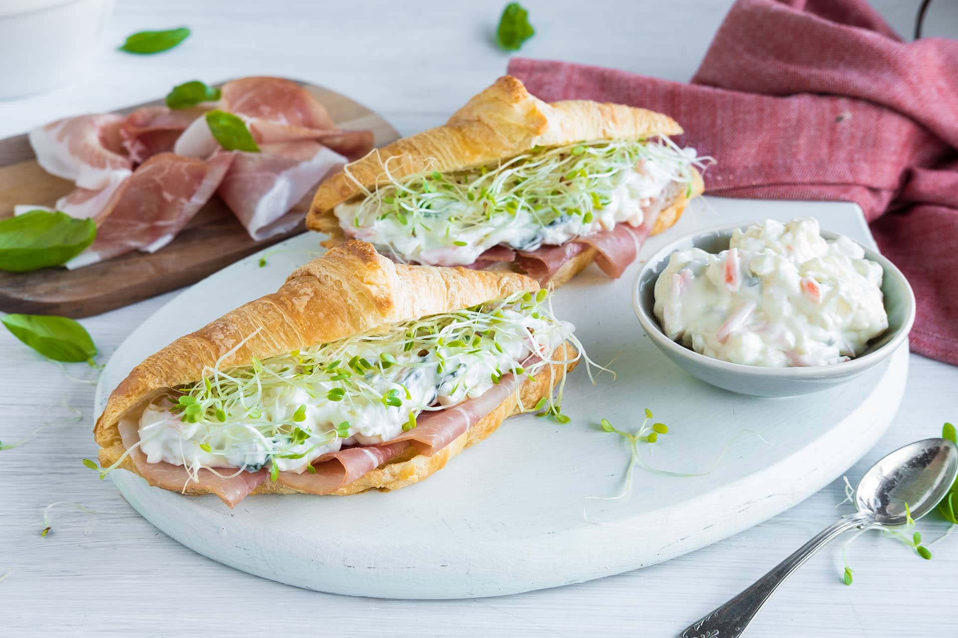 fylt croissant med sommersalat