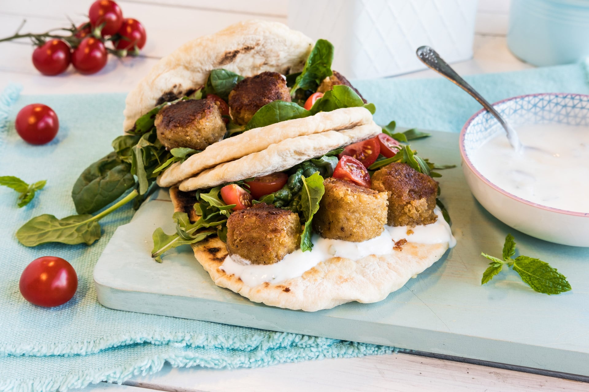 Falafel i nanbrød med yoghurtdressing. Foto.