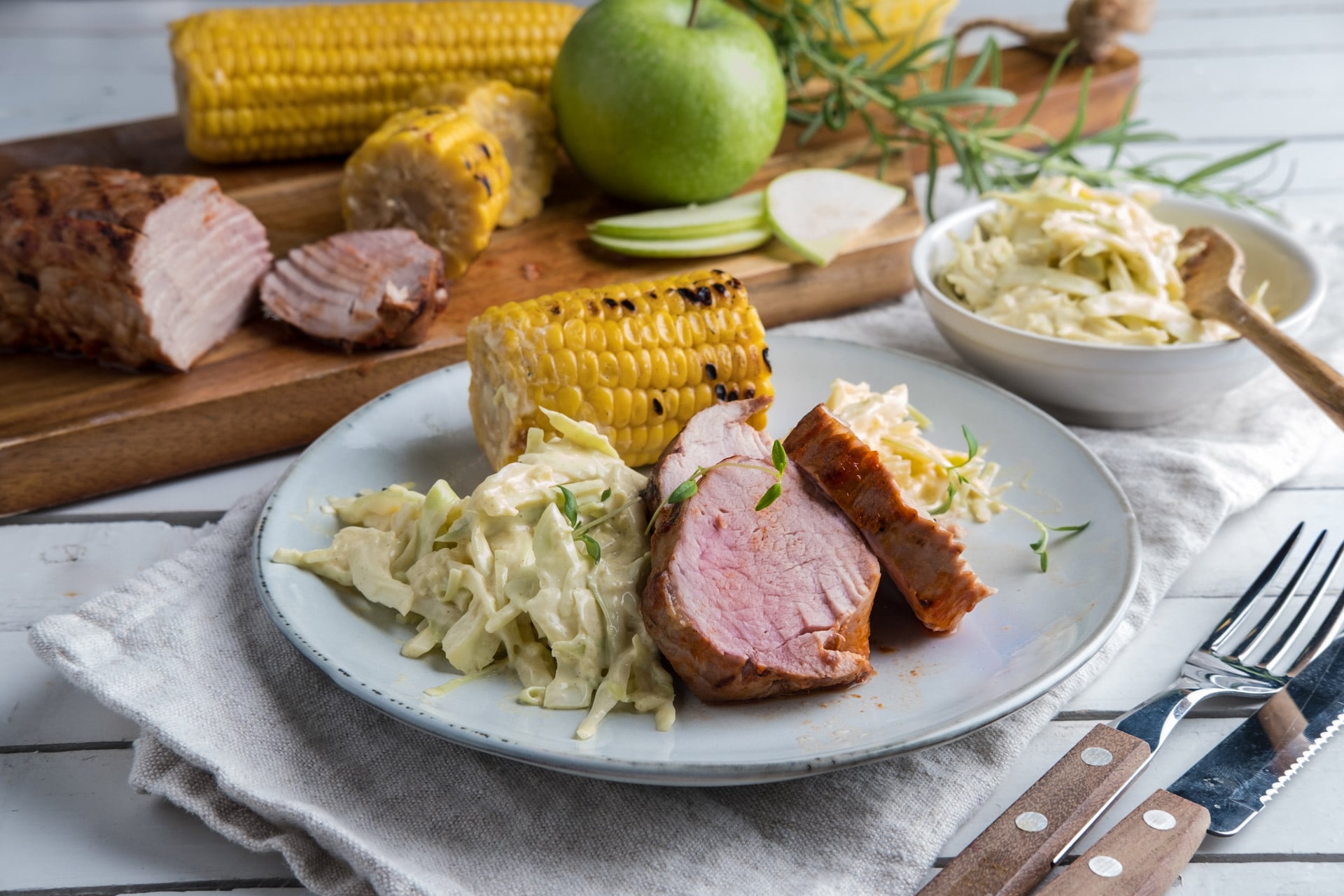 Grillet svinefilet med bbq-saus og eplecoleslaw. Foto.