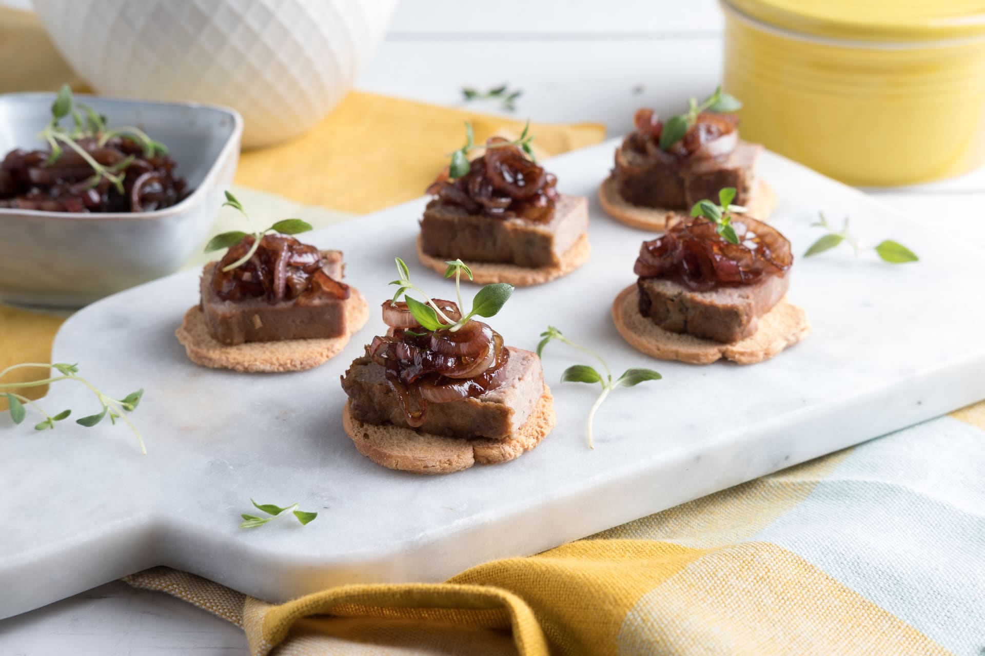 Leverpostei med balsamicoløk. Foto.