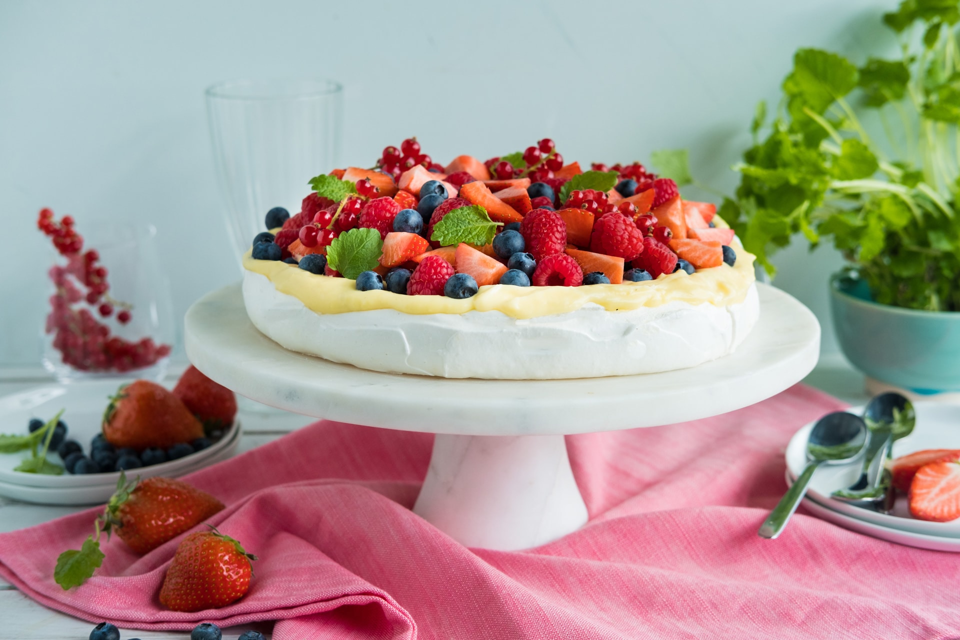 Pavlova med vaniljekrem og bær. Foto.