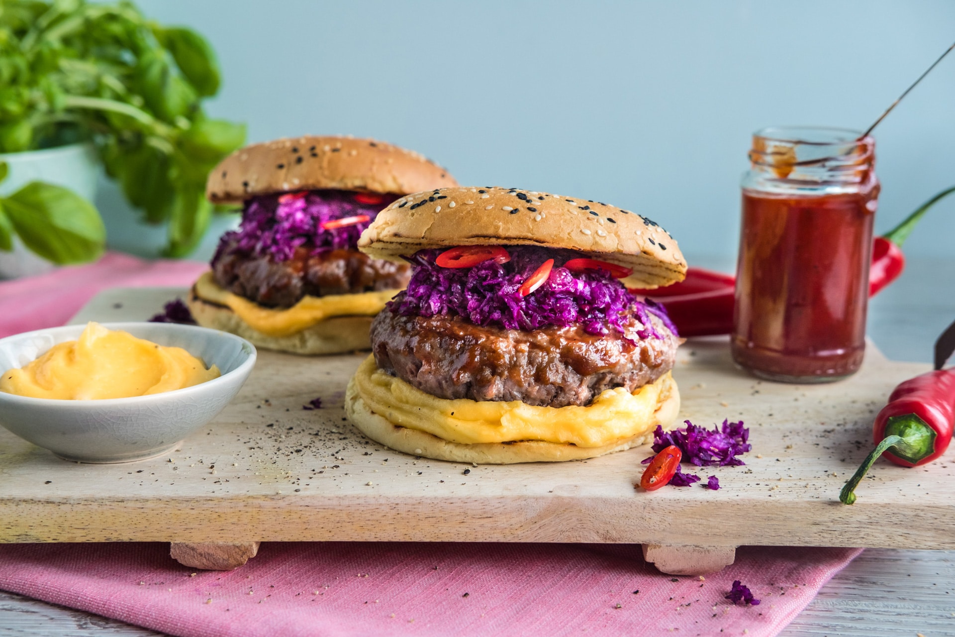 BBQ-burger med cheddarsaus. Foto.