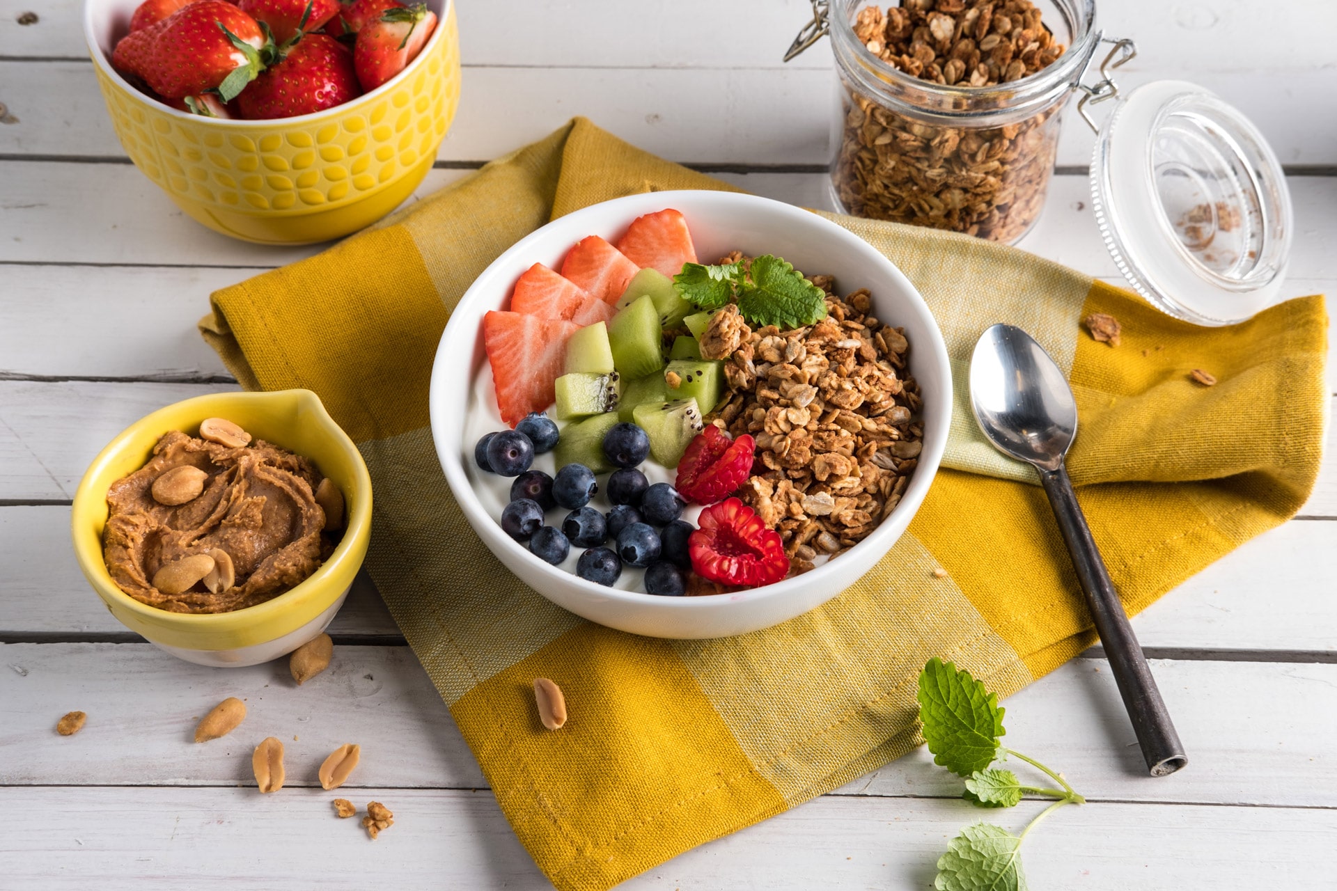 Hjemmelaget granola med peanøttsmør. Foto.