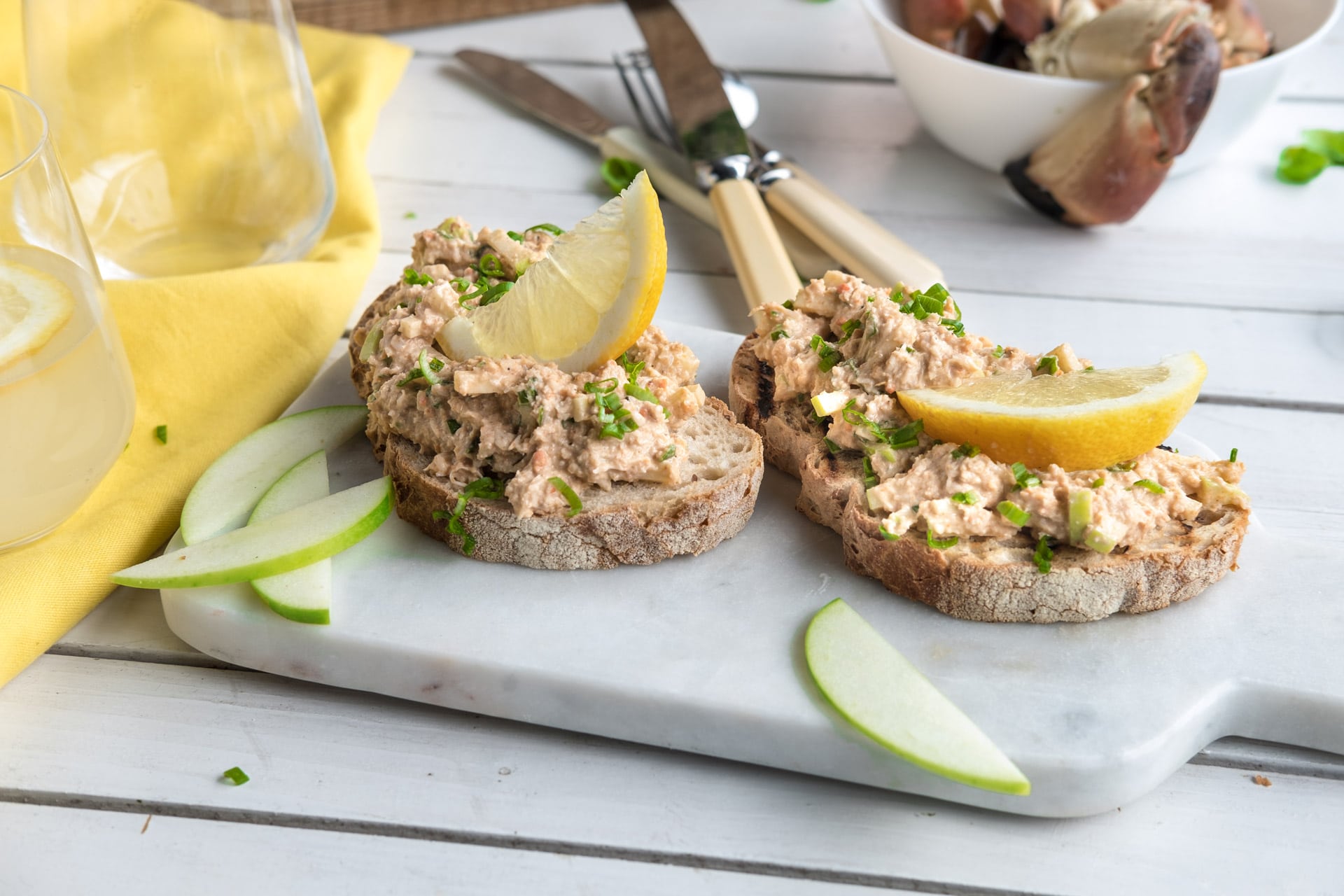 Hjemmelaget krabbesalat på brødskiver. Foto.