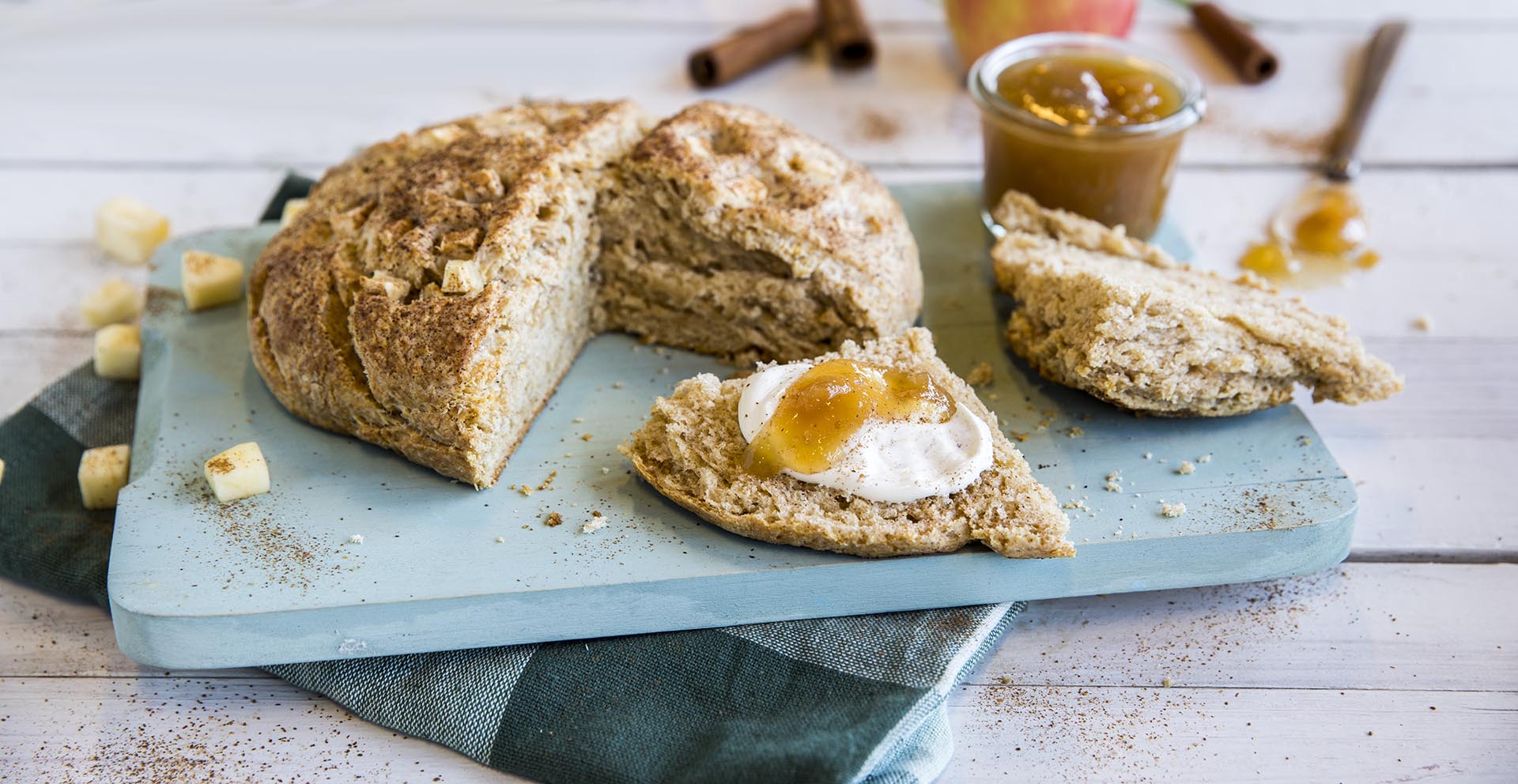 Grove scones med eple og kanel