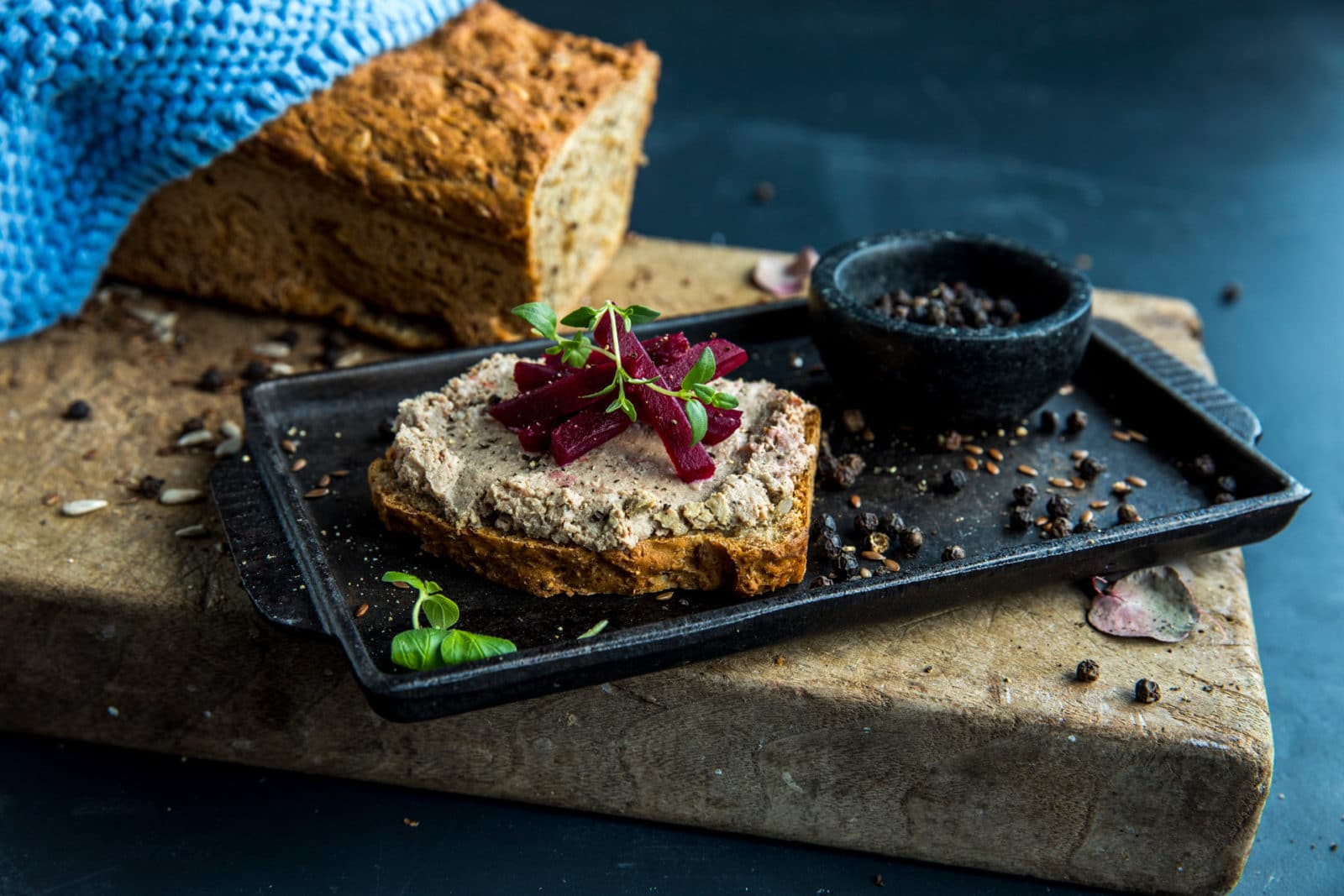 Rugbrød med Stryhns Leverpostei. Foto.