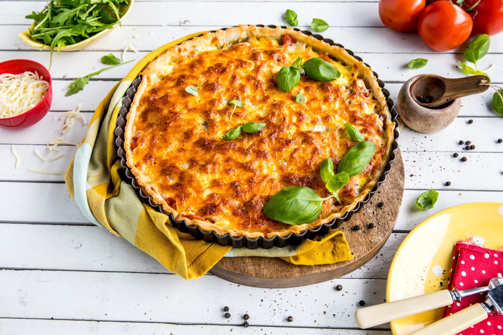 Gratinert skinke- og tomatpai. Foto.