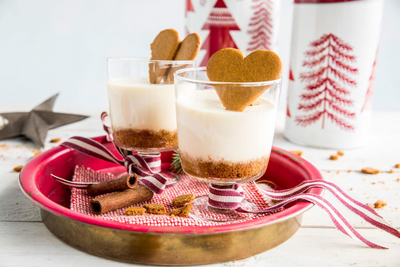 Panna cotta med klementin og pepperkakekrunsj. Foto.