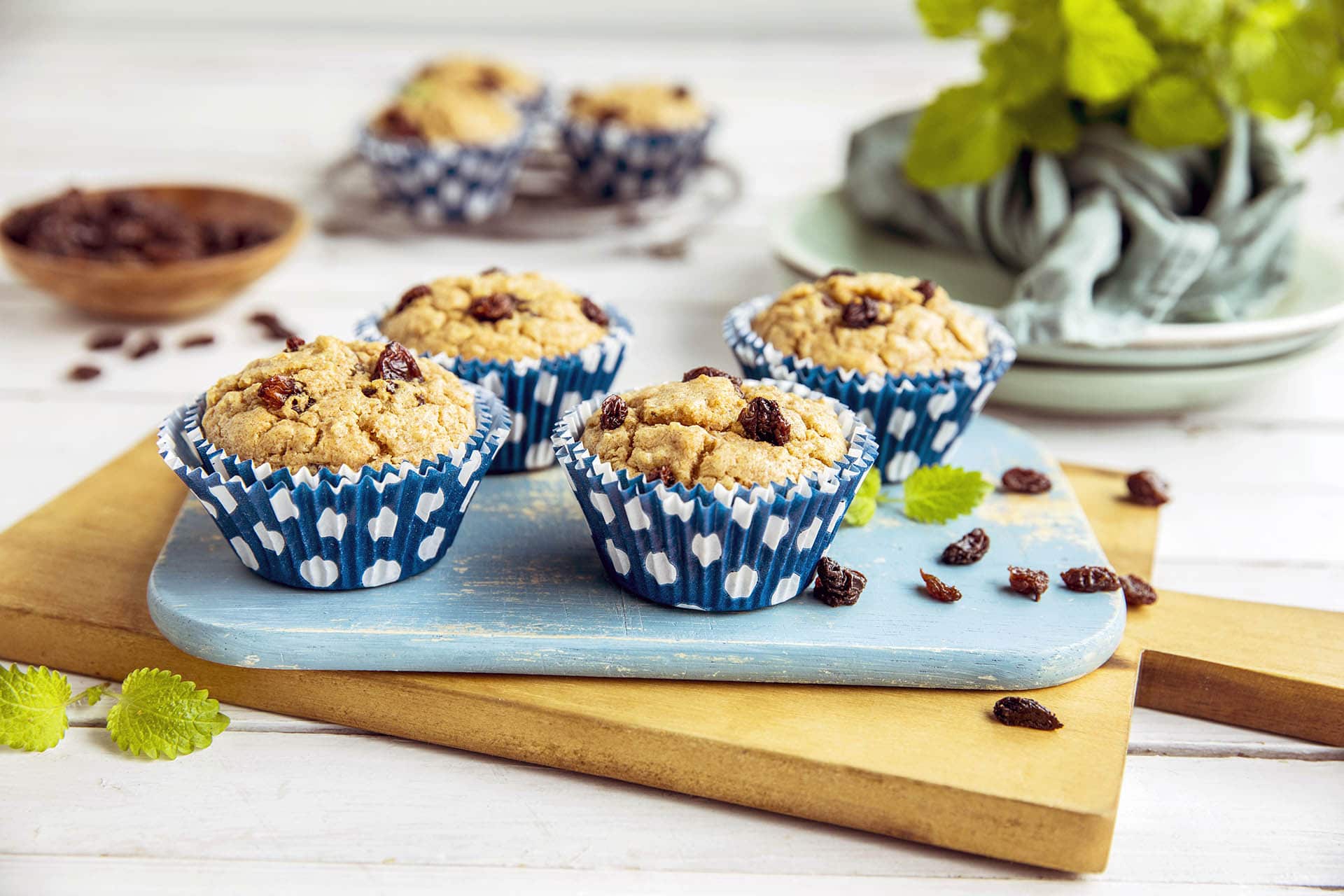 Frokostmuffins av havregrøtrester med rosiner