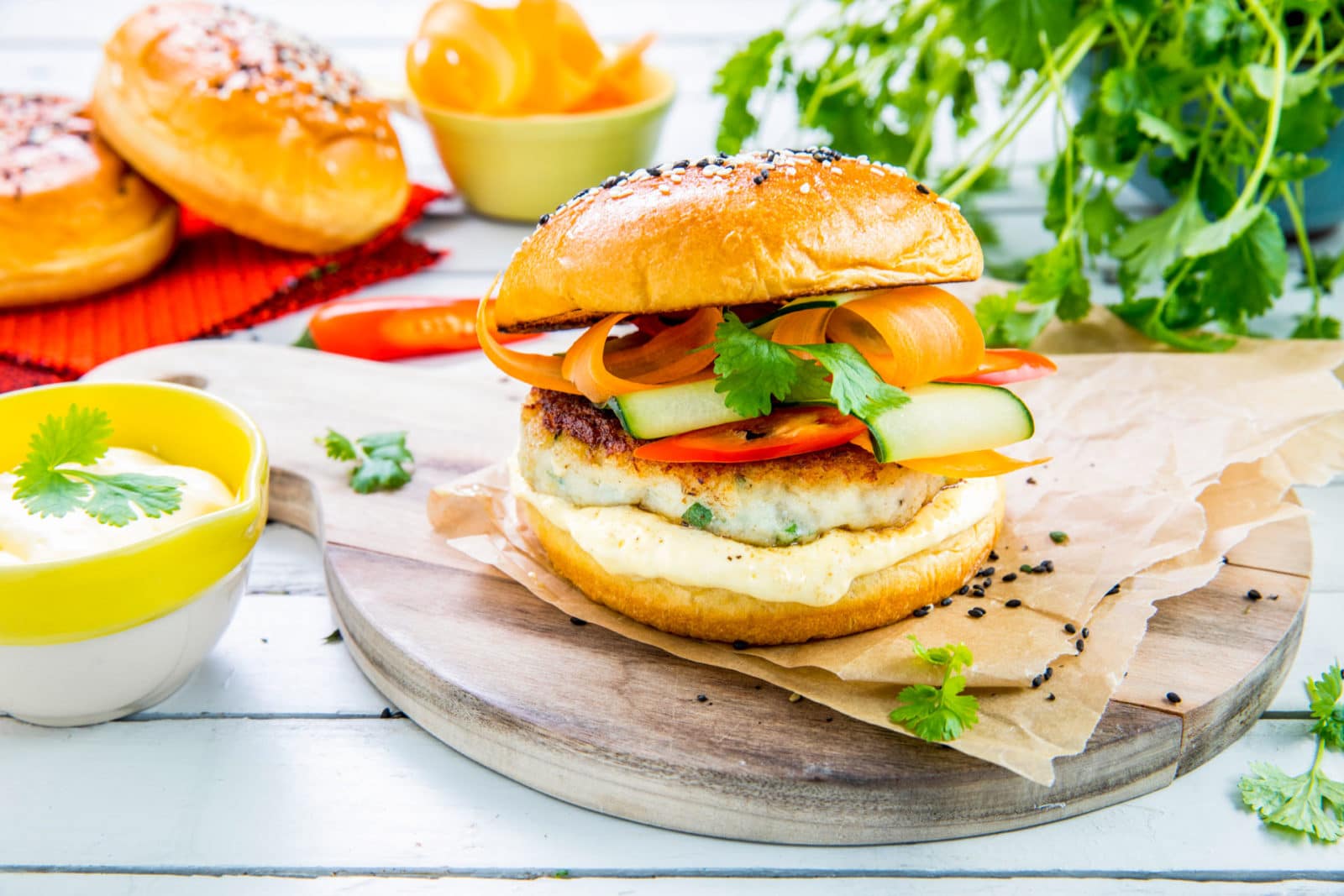 Fiskeburger med kremet ingefærdressing. Foto.