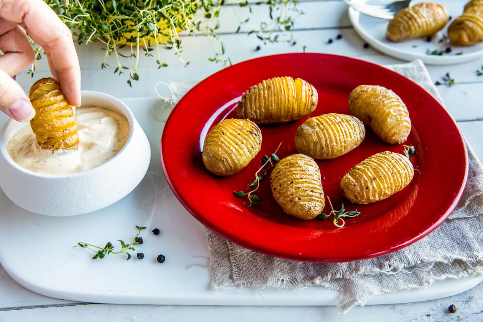 Mini hasselbackpoteter med kremet pepperdipp. Foto.