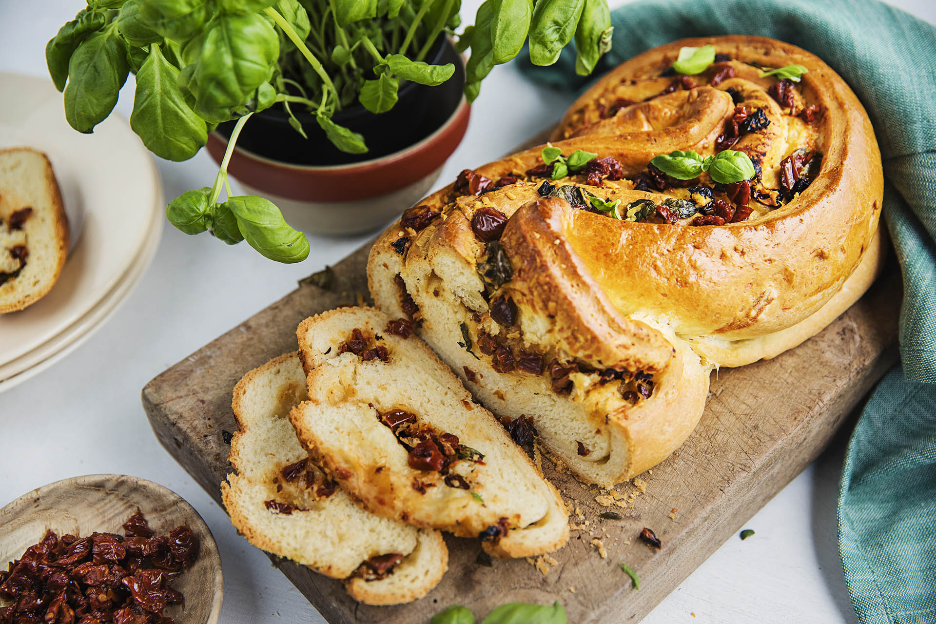 Pane bianco med smaker fra soltørkede tomater, parmesan og basilikum