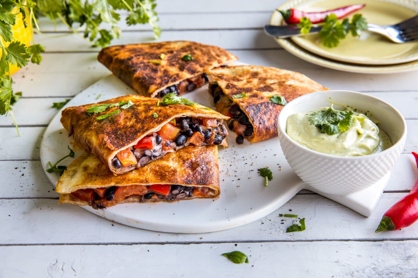 Vegetar-quesadilla med avokado- og korianderkrem.