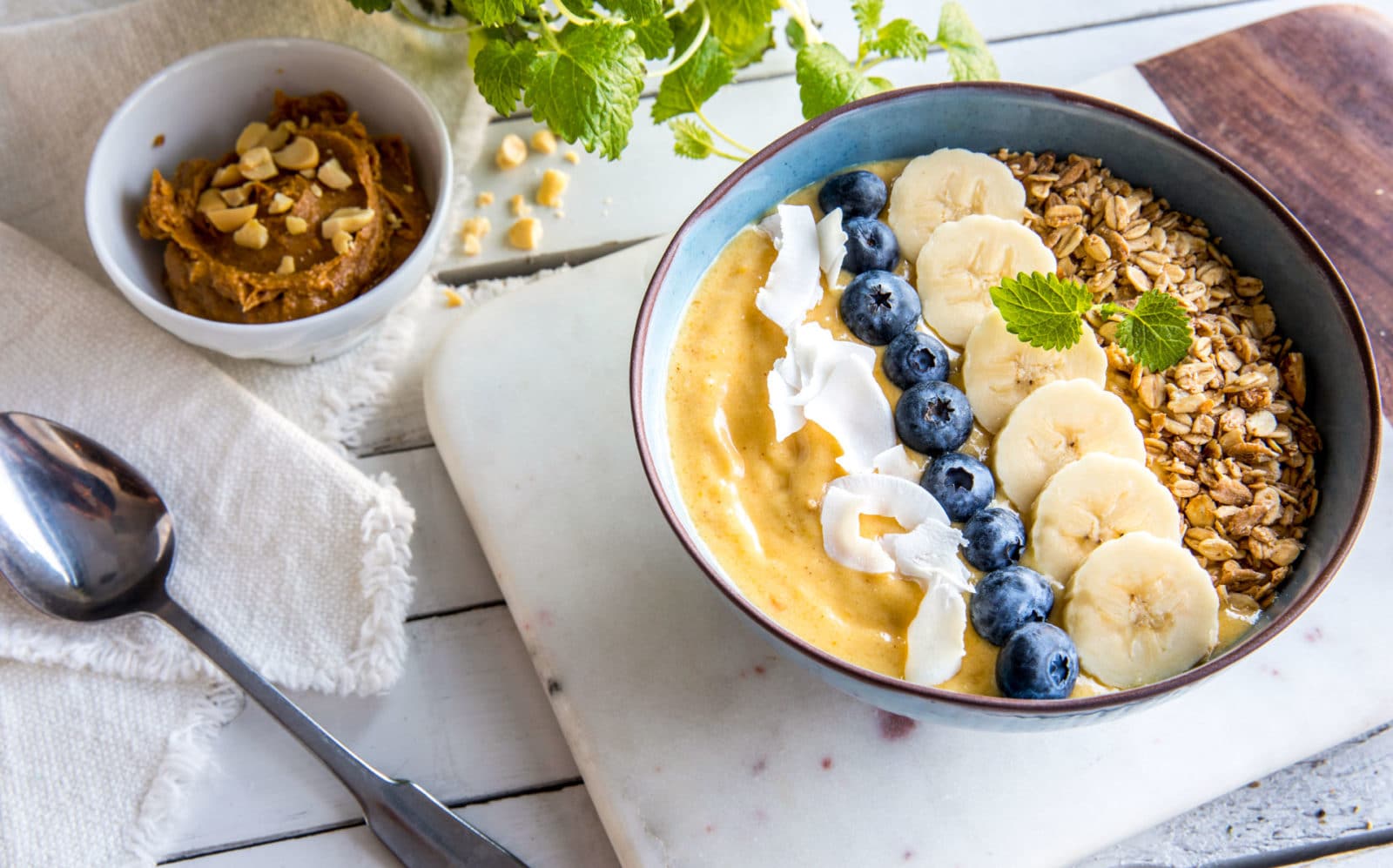 Smoothie bowl med peanøttsmør. Foto.