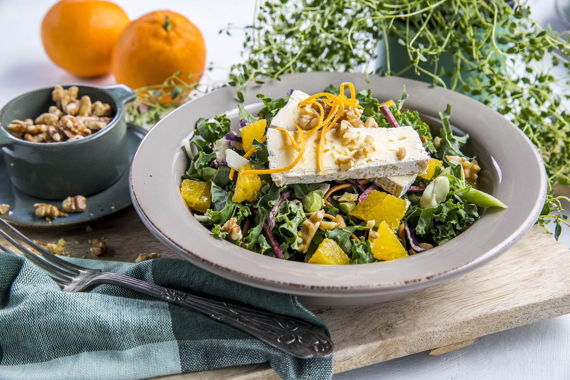 Salat med brie, valnøtter og appelsin