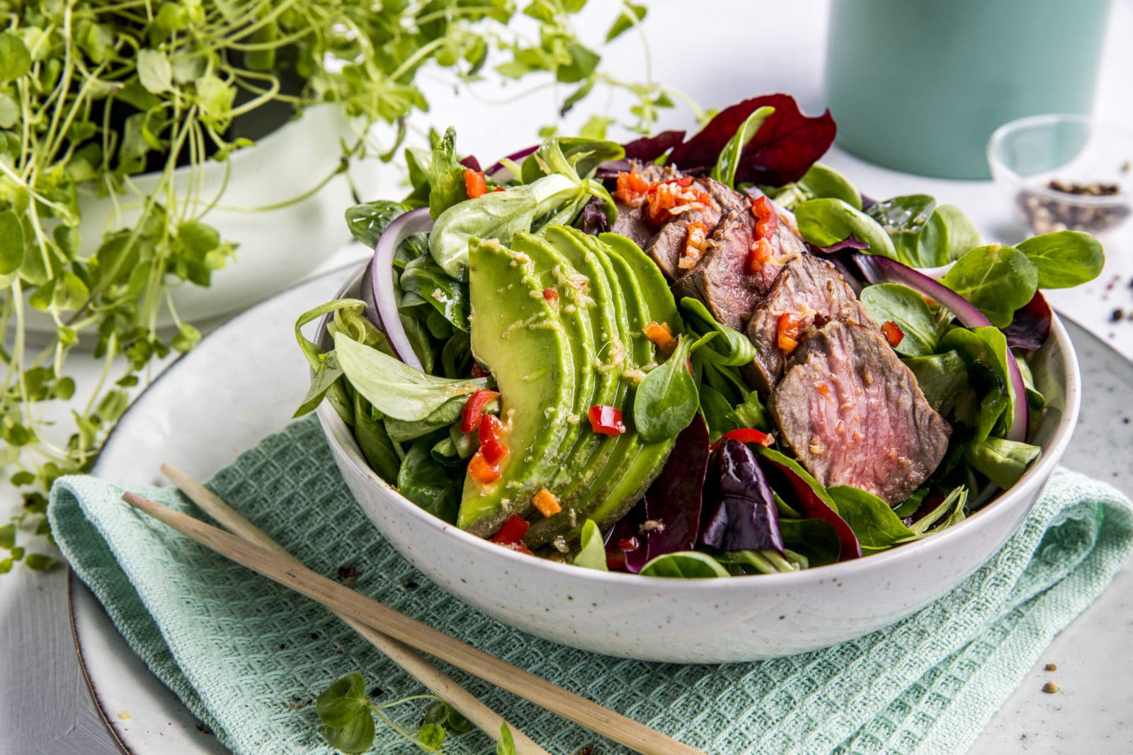 Biffsalat med avokado og chili- og ingefærdressing