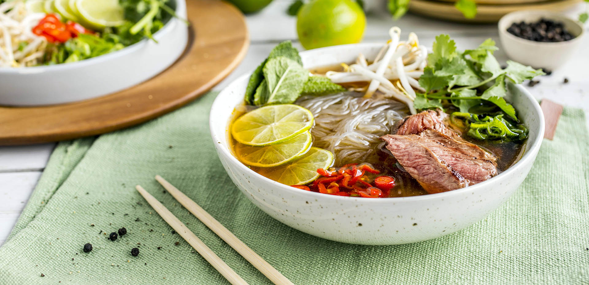 Vietnamesisk nudelsuppe med ytrefilet i skål