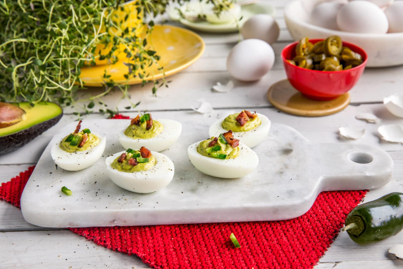 Fylte egg med avokado og bacon