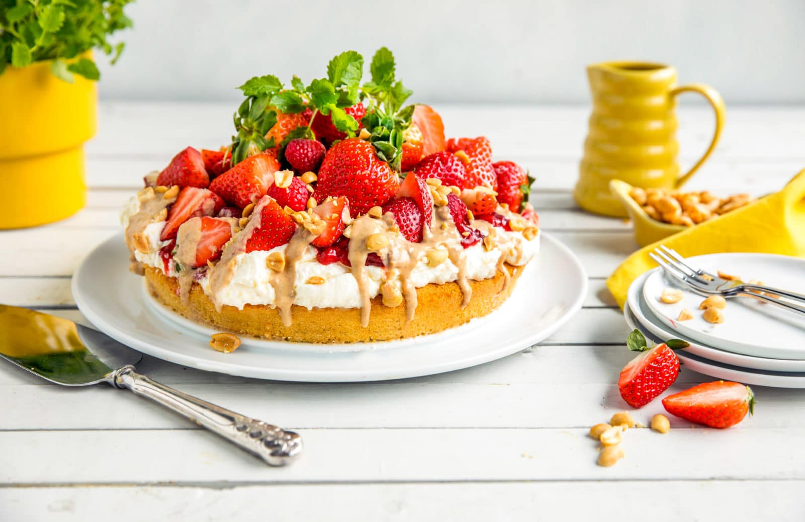 Kremkake med jordbær og peanøttsaus