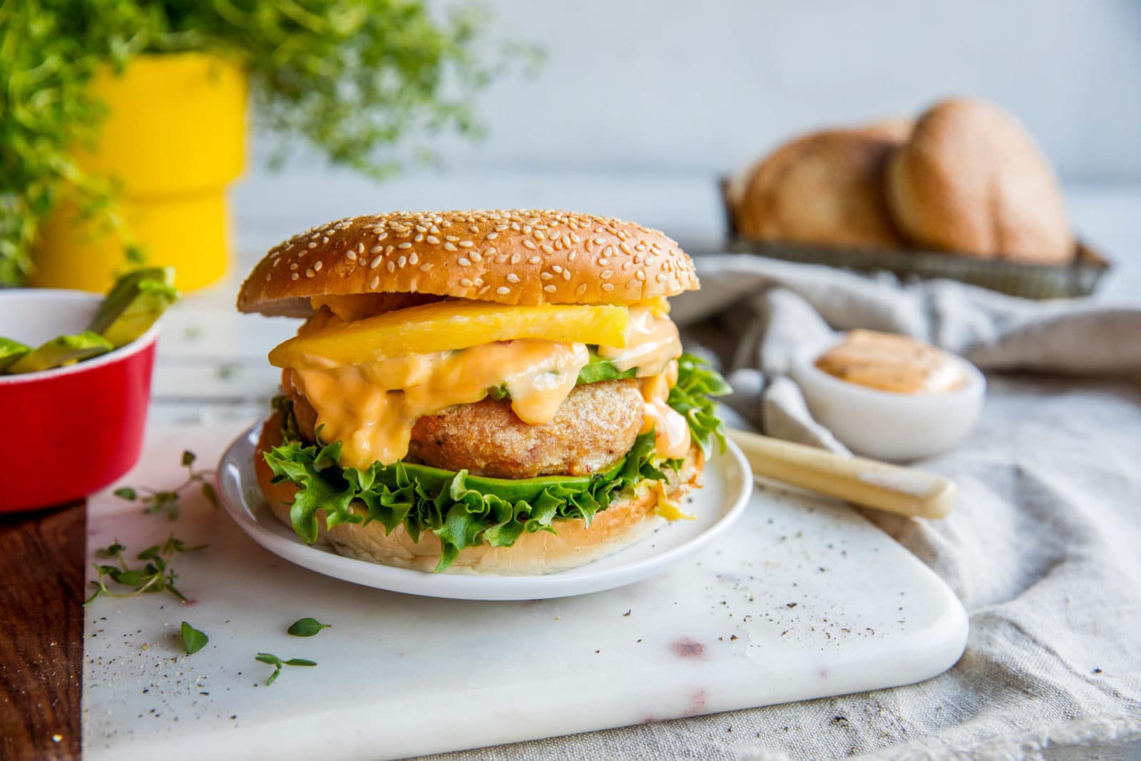 Kyllingburger med sweet chili-dressing