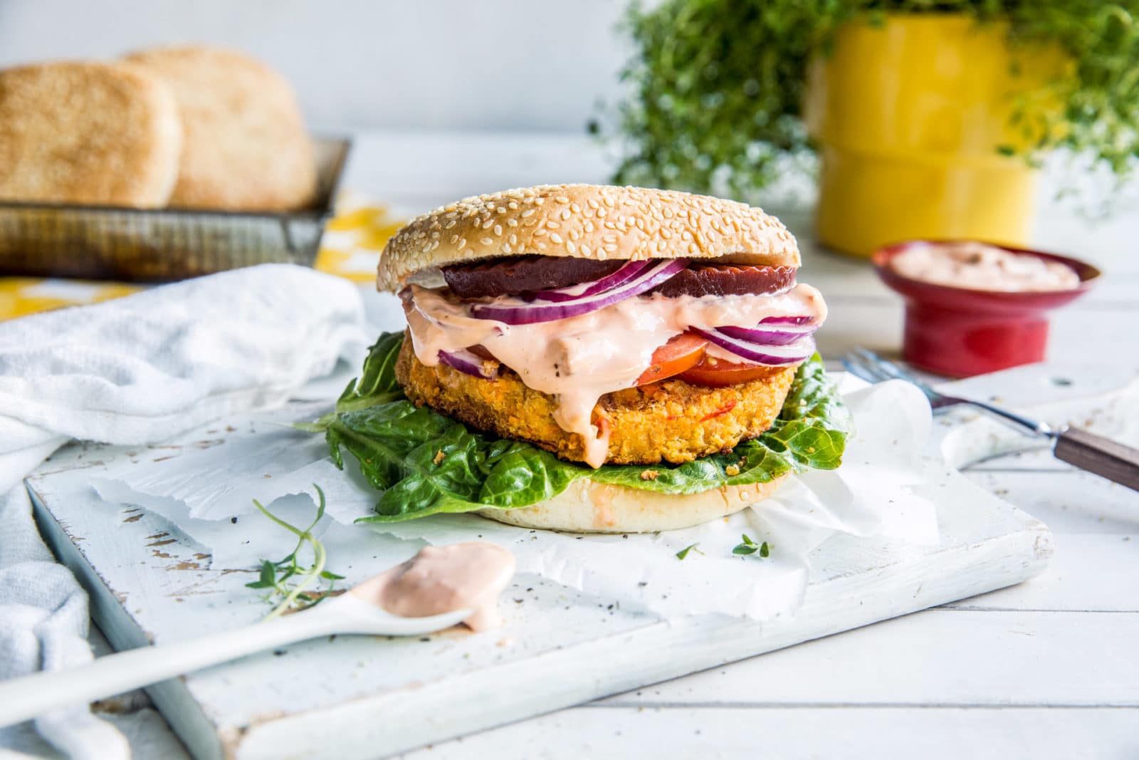 Vegetarburger med rødbetdressing