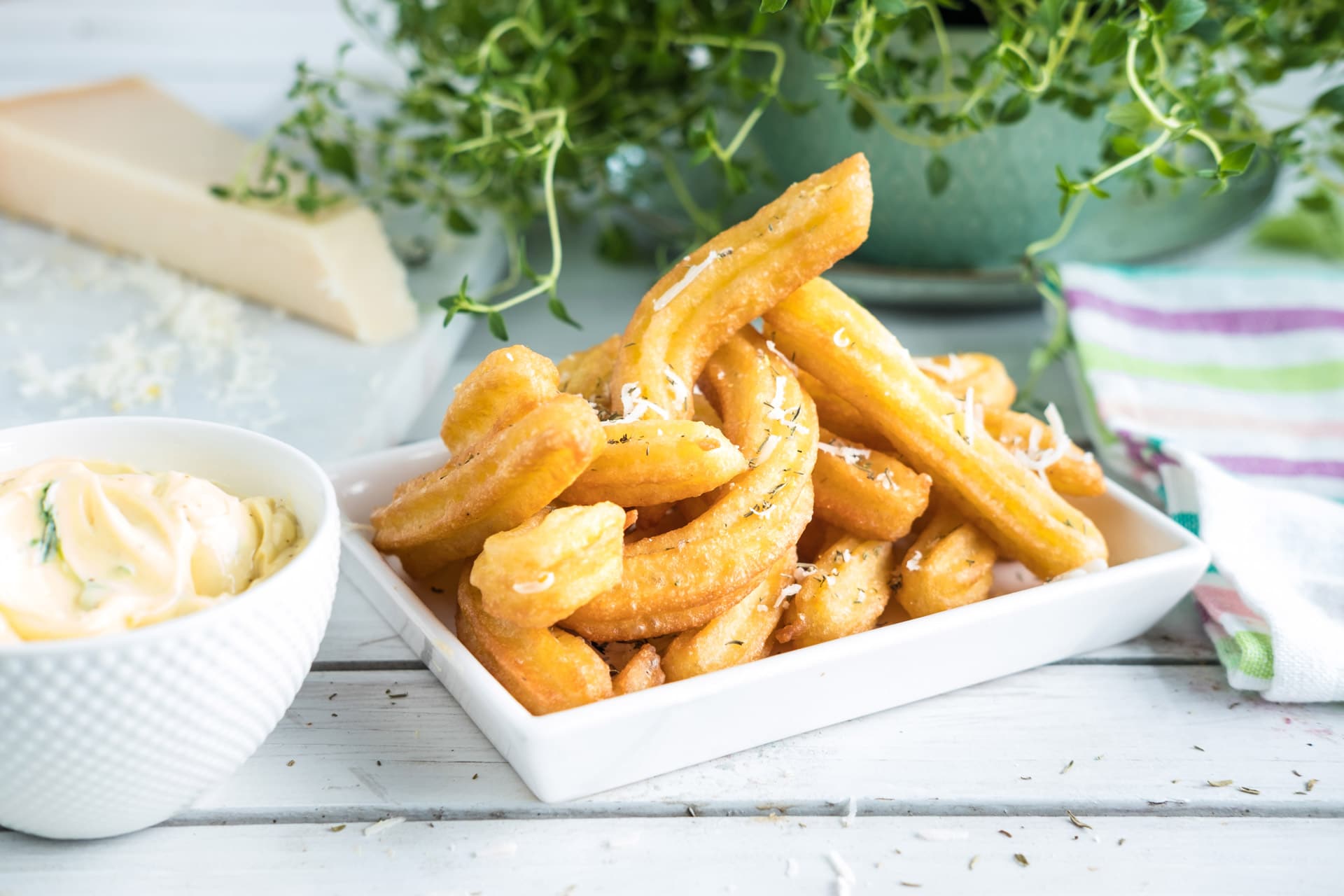 Salte churros med parmesan. Foto.
