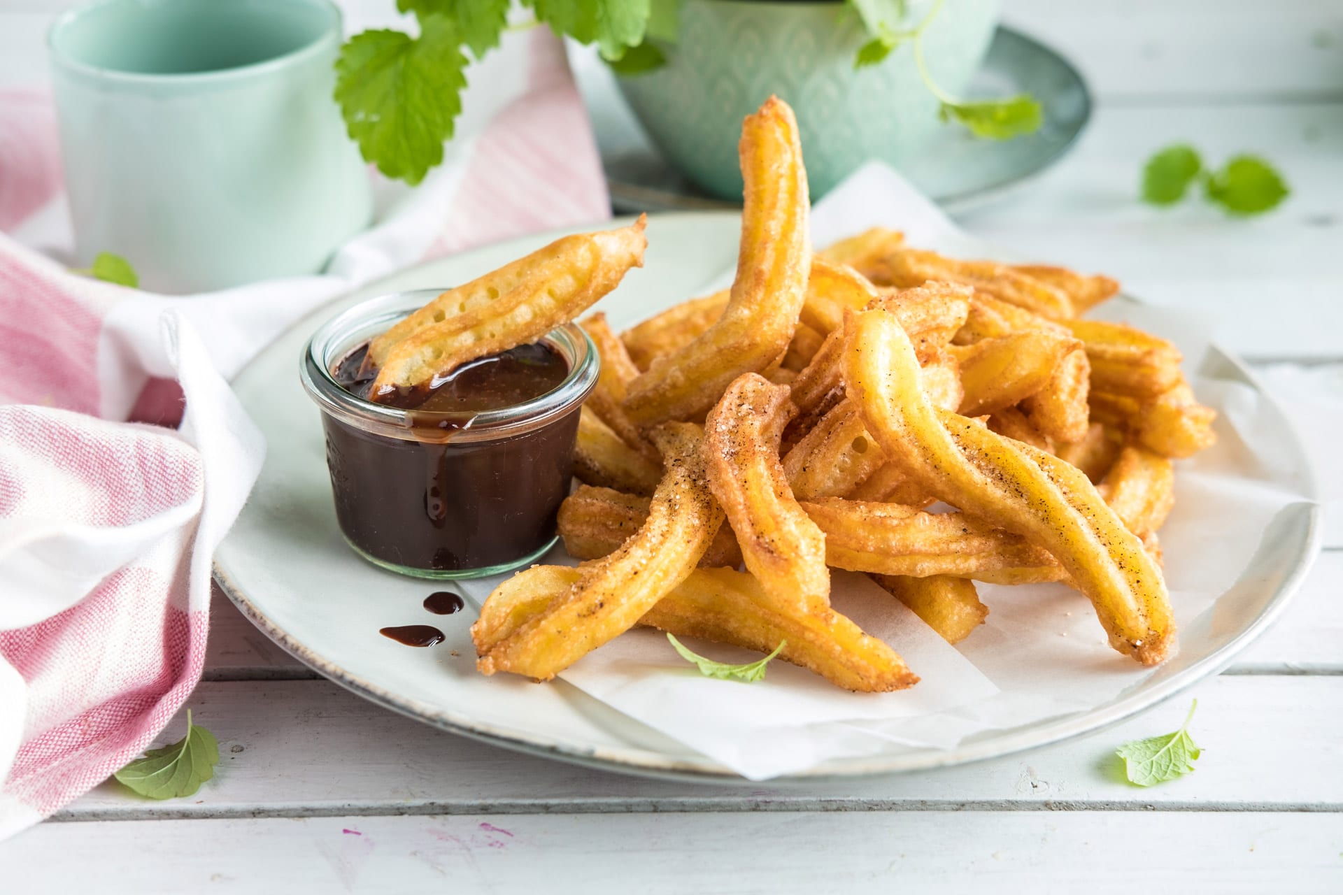 Søte churros med sjokolade. Foto.