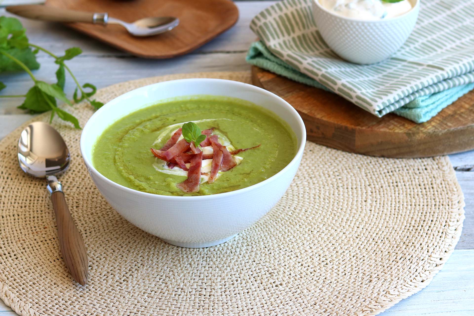 Enkel grønn ertesuppe av frosne erter