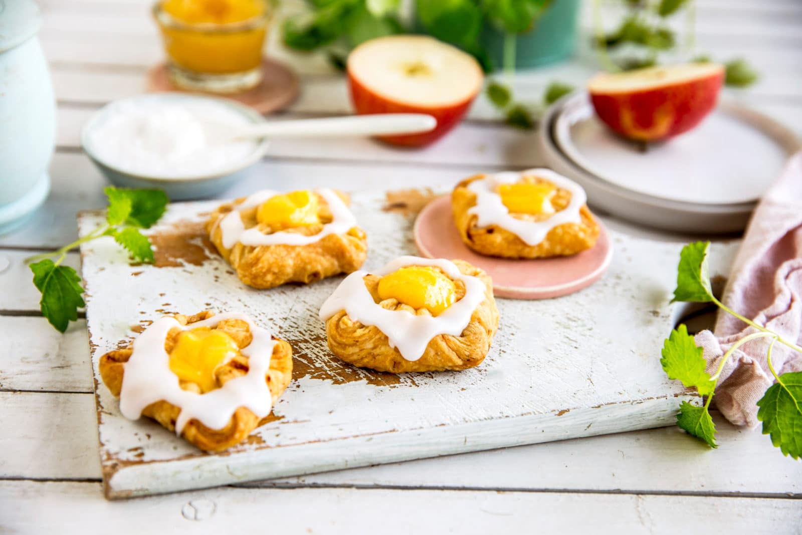 Wienerbrød med eplemos og vaniljekrem