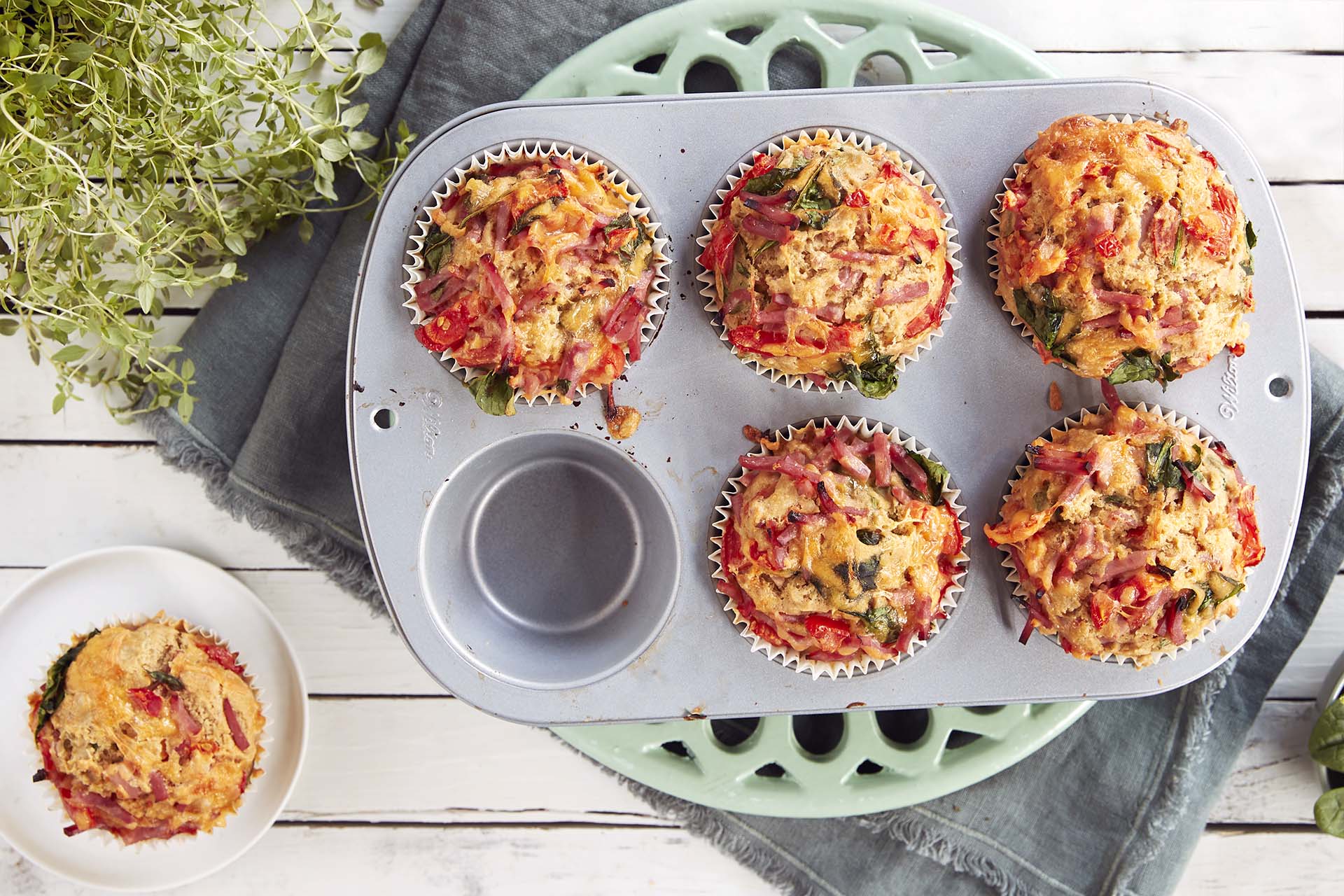 Grove matmuffins med spinat, tomat og cheddar