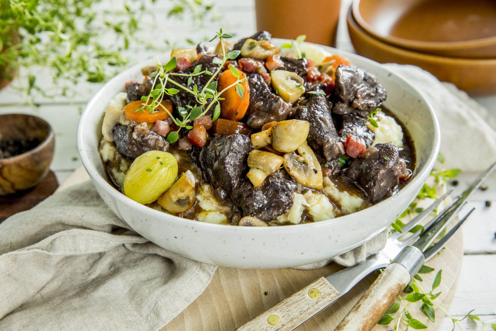 Boeuf Bourguignon i tallerken med potetmos