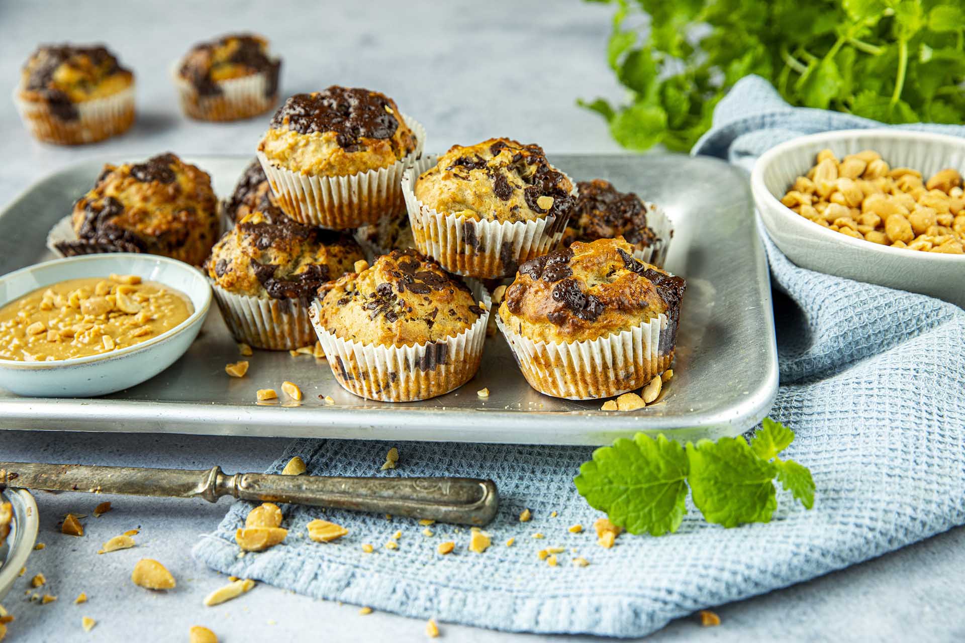 bananmuffins med peanøttsmør på fat